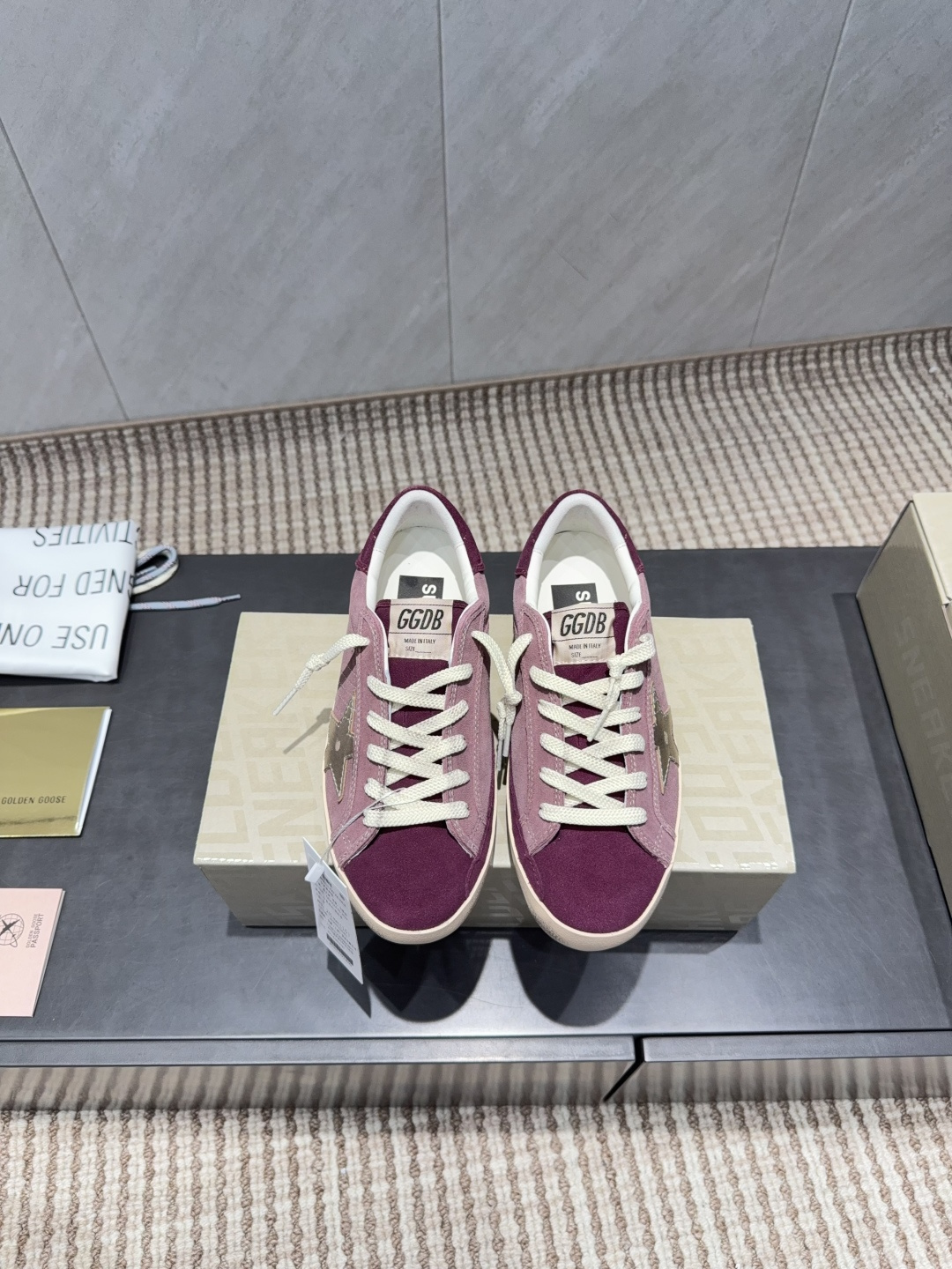 NO:695535,: Women's 'Exclusive Top Version' GGDB space star~26vs early spring new casual dirty shoes series... [Color-blocking casual dirty shoes] Breaking the traditional aesthetic, the dirty shoes have been demonstrated on celebrities' private clothes. They are so versatile!  You no longer have to worry about washing your shoes!  Fabric: Original customized cowhide color matching process Lining: Original customized sheepskin Foot pads: Original cowhide injection molding Outsole: Original molded two-color TPU outsole Packaging: Original full set of packaging Code number: 35-39 (40 customized) Color: Official website updated simultaneously, casual shoes/sports shoes, sneakers, cowhide, sheepskin19860909:女款《独家顶级版本》 GGDB space star~26vs早春新款休闲小脏鞋系列……【拼色休闲小脏鞋】 打破传统审美,小脏鞋做到了明星私服上脚示范 就是这么百搭 ！再也不用担心洗鞋的问题啦！ 面料:原版定制牛猄拼色工艺 内里:原版定制羊皮 垫脚:原版牛皮注塑成型 大底:原版开模双色TPU大底 包装:原版全套包装 码数:35-39（40定制） 颜色:官网同步更新,休闲鞋/运动鞋,sneakers,cowhide,sheepskin,Women's Shoes