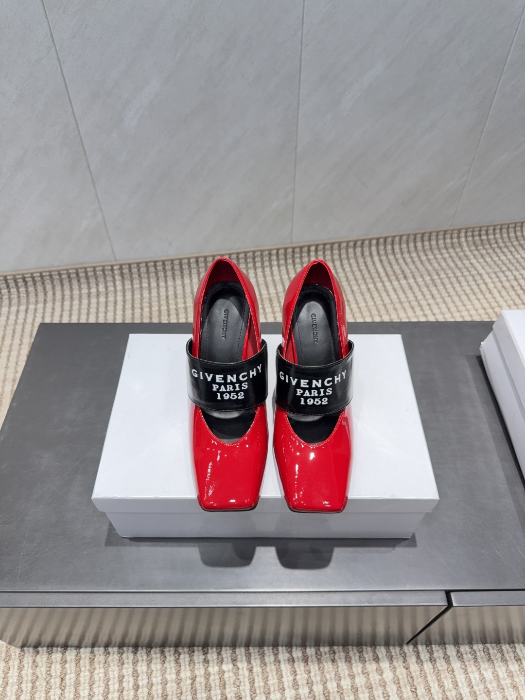 NO:695513,: 'Exclusive top version' GIVENCH*Y Givenchy 2026 vs early spring new fashion shoes series... [Square-toe high-heeled shoes] The new arrival of this square-toe high-heeled shoe has a high export rate in European and American street photography. It is also very popular on Instagram. I have adjusted the shoe last for a month to keep the smoothness of the overall line consistent with the original version. It is really attractive. I believe that women with taste will fall in love with it. The GIVENCHY series has never disappointed, a weapon for goddesses...  Fabric: Original customized patent leather Lining: Original customized sheepskin Foot pads: Original customized sheepskin Outsole: Original customized genuine leather sole Heel height: 9.5CM Code number: 35-39 (40.41 customized is not returnable) Original full set of packaging, high-heeled shoes, givenchy, givenchy, high heels, sheepskin19860909:《独家顶级版本》 GIVENCH*Y纪梵*希2026vs早春新款时装单鞋系列…【方头高跟单鞋】 新款上架这款方头高跟在欧美街拍中出境率超高,ins也是火了一把,调鞋楦都调了一个月整体线条流畅性保持跟原版一致,真的太有魅力了,我相信有品味的女人会看上它,GIVENCHY系列一向不会令人失望,女神的利器…… 面料:原版定制漆皮 内里:原版定制羊皮 垫脚:原版定制羊皮 大底:原版定制真皮底 跟高:9.5CM 码数:35-39（40.41定做不退换） 包装原版全套包装,高跟鞋单鞋,givenchy,givenchy,high heels,sheepskin,Women's Shoes