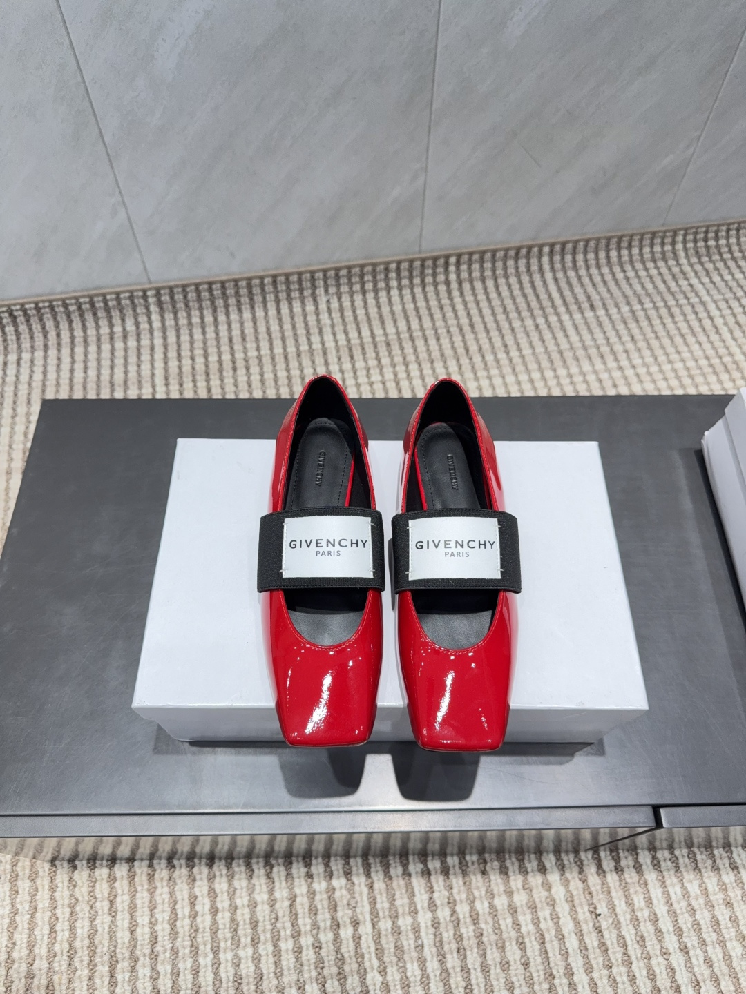 NO:695516,: 'Exclusive top version' GIVENCH*Y Givenchy 2026 vs early spring new fashion shoes series... [Square-toe flat shoes] The new arrival of this square-toe flat shoe has a high export rate in European and American street photography. It is also very popular on Instagram. I have adjusted the shoe last for a month to keep the smoothness of the overall line consistent with the original version. It is really attractive. I believe women with taste will fall in love with it. The GIVENCHY series has never disappointed, a weapon for goddesses...  Fabric: Original customized patent leather Lining: Original customized sheepskin Foot pads: Original customized sheepskin Outsole: Original customized genuine leather sole Heel height: 1.0CM flat Size: 35-39 (40.41 custom-made non-returnable) Original full package packaging, high-heeled shoes, givenchy, givenchy, high heels, sheepskin19860909:《独家顶级版本》 GIVENCH*Y纪梵*希2026vs早春新款时装单鞋系列…【方头平底单鞋】 新款上架这款方头平底在欧美街拍中出境率超高,ins也是火了一把,调鞋楦都调了一个月整体线条流畅性保持跟原版一致,真的太有魅力了,我相信有品味的女人会看上它,GIVENCHY系列一向不会令人失望,女神的利器…… 面料:原版定制漆皮 内里:原版定制羊皮 垫脚:原版定制羊皮 大底:原版定制真皮底 跟高:1.0CM平底 码数:35-39（40.41定做不退换） 包装原版全套包装,高跟鞋单鞋,givenchy,givenchy,high heels,sheepskin,Women's Shoes