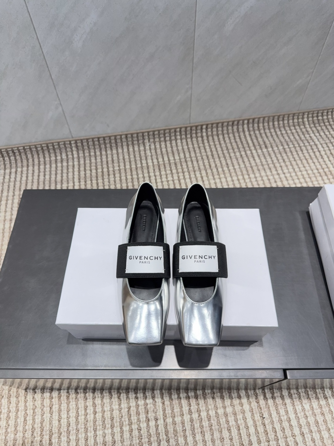 NO:695520,: 'Exclusive top version' GIVENCH*Y Givenchy 2026 vs early spring new fashion shoes series... [Square-toe flat shoes] The new arrival of this square-toe flat shoe has a high export rate in European and American street photography. It is also very popular on Instagram. I have adjusted the shoe last for a month to keep the smoothness of the overall line consistent with the original version. It is really attractive. I believe women with taste will fall in love with it. The GIVENCHY series has never disappointed, a weapon for goddesses...  Fabric: Original customized open edge beads Lining: Original customized sheepskin Foot pads: Original customized sheepskin Outsole: Original customized genuine leather sole Heel height: 1.0CM flat Size number: 35-39 (40.41 customized is not returnable) Original full package packaging, high-heeled shoes, givenchy, givenchy, high heels, sheepskin19860909:《独家顶级版本》 GIVENCH*Y纪梵*希2026vs早春新款时装单鞋系列…【方头平底单鞋】 新款上架这款方头平底在欧美街拍中出境率超高,ins也是火了一把,调鞋楦都调了一个月整体线条流畅性保持跟原版一致,真的太有魅力了,我相信有品味的女人会看上它,GIVENCHY系列一向不会令人失望,女神的利器…… 面料:原版定制开边珠 内里:原版定制羊皮 垫脚:原版定制羊皮 大底:原版定制真皮底 跟高:1.0CM平底 码数:35-39（40.41定做不退换） 包装原版全套包装,高跟鞋单鞋,givenchy,givenchy,high heels,sheepskin,Women's Shoes