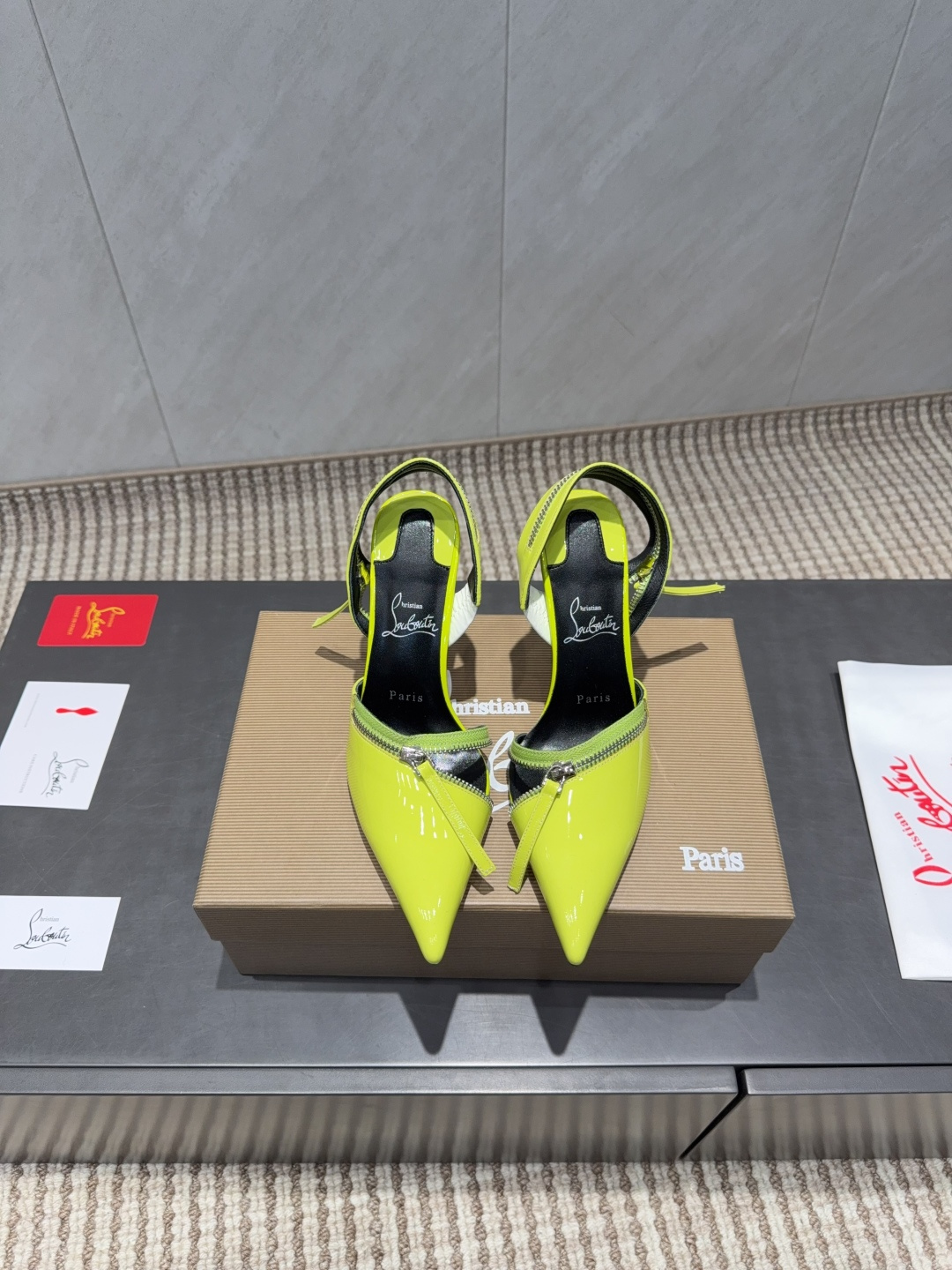 NO:695511,: 'Exclusive top version' Christian louboutin 2026 vs early spring latest fashion shoe series... [Pointed toe hollow high-heeled shoes] Original quality  Authentic European style, the upper foot is perfect to wear with this shoe. It is elegant and crystal clear. Regardless of the materials of the accessories, they are all customized one by one. You must go to get the original version. The whole series is full of exciting and external elements. The texture of different materials, the expression of texture and surface, have a strong artistic atmosphere... Upper: Original customized patent leather Lining: Original customized sheepskin Foot: Original customized sheepskin  Outsole: Original customized genuine leather outsole Heel height: 10cm Packaging: Original full set of packaging Size: 35-39 (40.41.42 customization is not returnable) Color: Official website updated simultaneously, high heels and sandals, sandals, high heels, sheepskin, Leather soles19860909:《独家顶级版本》 Christian louboutin2026vs早春最新时装单鞋系列……【尖头中空高跟单鞋】 原单品质 原汁原味的欧式风格,上脚非常完美穿搭上配此鞋,优雅大方,晶莹剔透,无论种各配件材质,都是家独一比一定制,必到做原版零距离,整系个列都充了满令兴人奋意和外的元结素合,不同材的质,肌的理面的料表现,具有极的浓艺术气息…… 鞋面:原版定制漆皮 内里:原版定制羊皮 垫脚:原版定制羊皮 大底:原版定制真皮大底 跟高:10cm 包装:原版全套包装 码数:35-39(40.41.42定制不退换) 颜色:官网同步更新,高跟鞋凉鞋,sandals,high heels,sheepskin,Leather soles,Women's Shoes