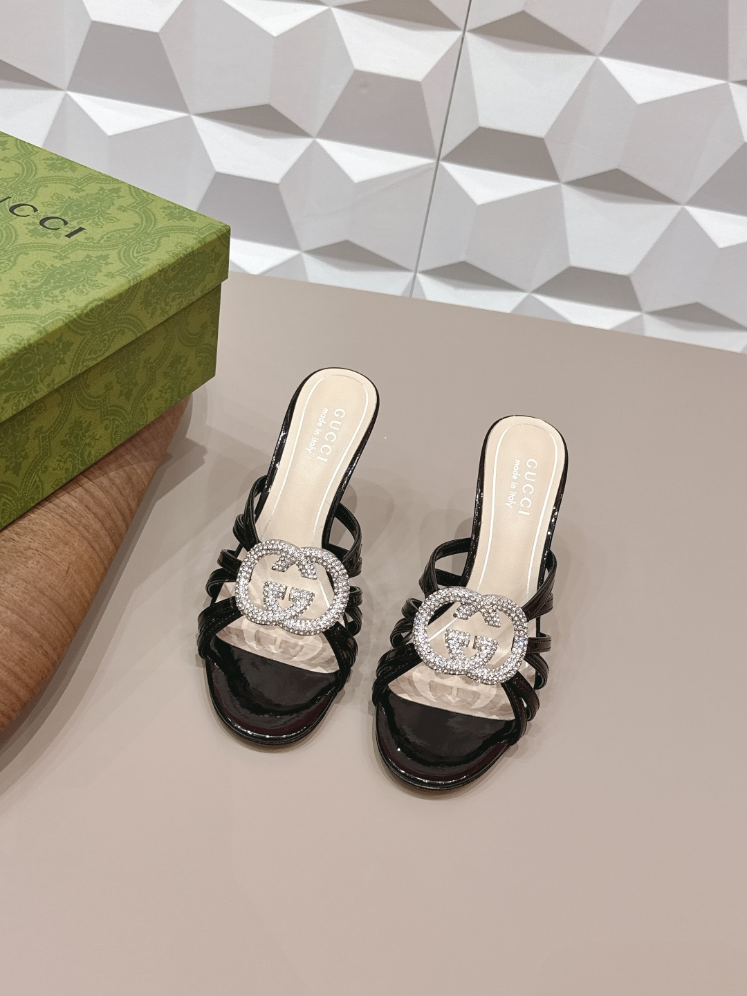 NO:695383,'Exclusive top version' G*ucci G*Chi 2026 vs early spring's latest hot fashion sandals series... [Round-toe diamond buckle high-heeled sandals] Original quality  Authentic European style, perfect for wearing with this shoe, elegant and crystal clear. Regardless of the materials of various accessories, they are all customized one by one. You must go to get the original version. The entire series is full of exciting and exciting combinations of elements. The texture of different materials and the expression of textured surfaces have a strong artistic atmosphere... Upper: Original customized patent leather. Inner: Original customized sheepskin. Feet:  Original customized sheepskin Outsole: Original customized genuine leather sole Heel height: 8.5cm Packaging: Original full set of packaging Size: 35-39 (34.40.41.42 customization is not returnable) Color: Official website updated simultaneously, high heels and slippers, sandals, high heels, slippers, sheepskin19860909《独家顶级版本》  G*ucci古*驰2026vs早春最新爆款时装凉鞋系列……【圆头钻扣高跟凉鞋】  原单品质 原汁原味的欧式风格,上脚非常完美穿搭上配此鞋,优雅大方,晶莹剔透,无论种各配件材质,都是家独一比一定制,必到做原版零距离,整系个列都充了满令兴人奋意和外的元结素合,不同材的质,肌的理面的料表现,具有极的浓艺术气息…… 鞋面: 原版定制漆皮 内里: 原版定制羊皮 垫脚: 原版定制羊皮 大底: 原版定制真皮底 跟高: 8.5cm 包装: 原版全套包装 码数: 35-39(34.40.41.42定制不退换) 颜色:官网同步更新,高跟鞋拖鞋,sandals,high heels,slippers,sheepskin,Women's Shoes