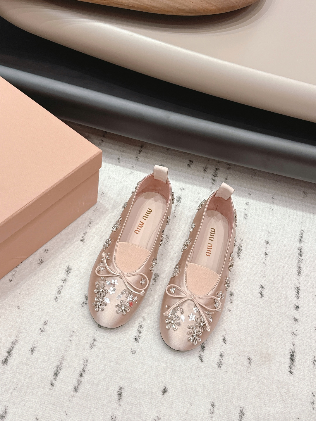 NO:695456,'Exclusive top version' MIUMIU Miu Miu 2026 vs early spring latest catwalk hot shoe series... [Round-toe diamond flower flat shoes]  MIUMIU's spring and summer T-stage catwalk show is the same model as 'Dreams Never Sleep'. Miumiu can use it on important occasions. It has a fresh style with a touch of nobility. It is perfect to wear with this shoe. It is elegant and crystal clear, regardless of the material of various accessories.  , all are exclusively customized one to one, and must be zero distance from the original version. The entire series is full of exciting and unexpected combinations of elements, different materials, textures of fabrics, and a strong artistic atmosphere, allowing you to appreciate the ever-changing style of miumiu girls...  Upper: original customized silk cloth with diamond pattern. Lining: original customized sheepskin. Foot pad: original customized sheepskin. Outsole: original molded sole. Heel height: flat. Number of yards: 35-39 (40.41 customized, non-refundable). Packaging: original full set of packaging. Color: official website updated simultaneously, single shoes, miumiu, sheepskin, real silk.19860909《独家顶级版本》 MIUMIU缪缪2026vs早春最新走秀爆款单鞋系列…… 【圆头钻花平底单鞋】 MIUMIU春夏T台走秀网红同款＂造梦不夜城＂,miumiu能在重要场合上用得上了,小清新风带点贵气的感觉,上脚非常完美穿搭配上此鞋,优雅大方,晶莹剔透,无论各种配件材质,都是独家一比一定制,必做到原版零距离,整个系列都充满了令人兴奋和意外的元素结合,不同的材质,肌理的面料的表现,具有极浓的艺术气息,让你领略miumiu女孩的百变风格…… 鞋面:原版定制真丝布钻花工艺 内里:原版定制羊皮 垫脚:原版定制羊皮 大底:原版开模成型底 跟高:平底 码数:35-39（40.41定制不退换) 包装:原版全套包装 颜色:官网同步更新,单鞋,miumiu,sheepskin,real silk,Women's Shoes