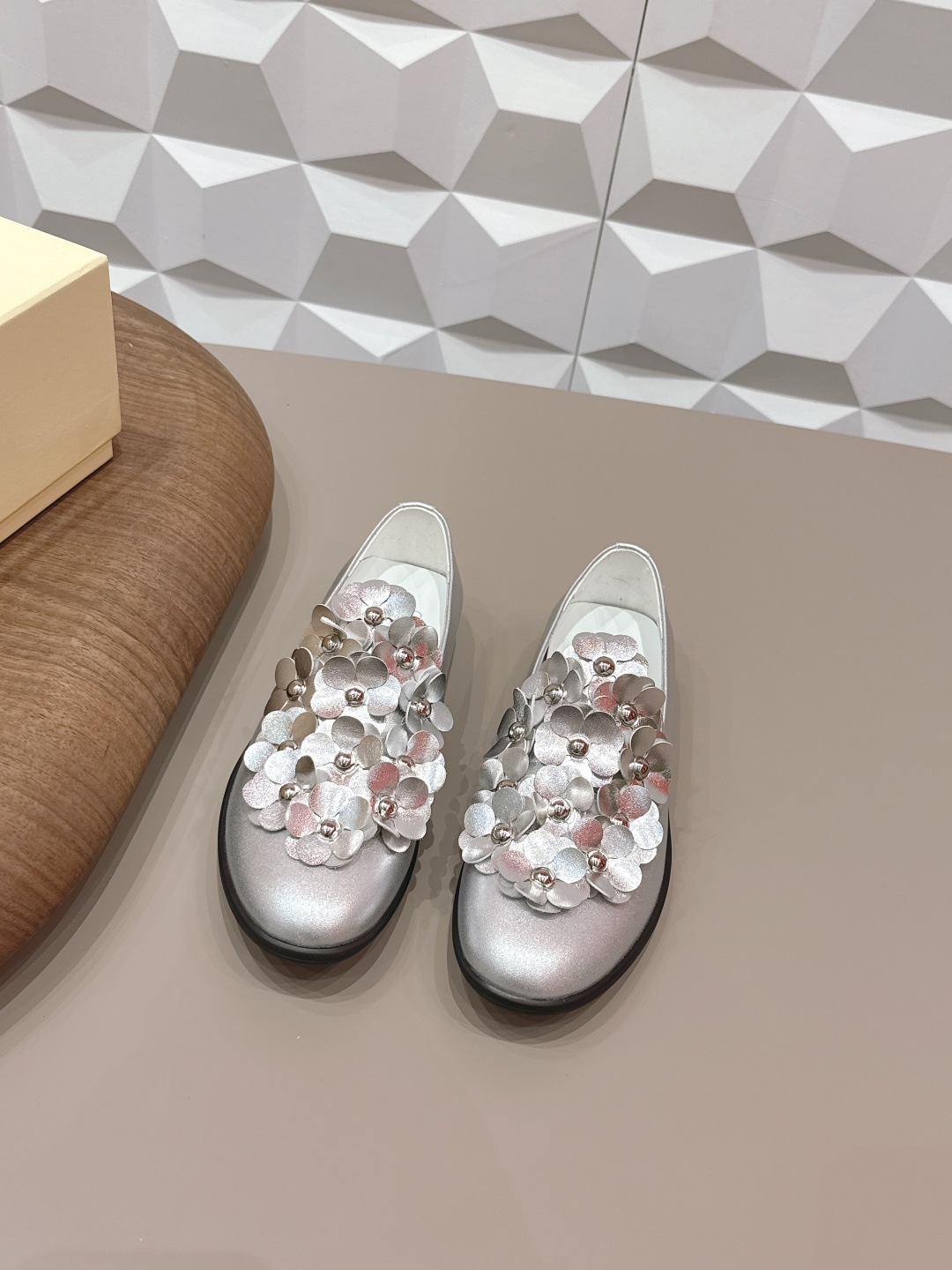 NO:695472,'Exclusive top version' Tokyo Bopper niche trendy brand 26ss latest hot style shoes in early spring...[round toe flower shoes] really beautiful!  A new niche brand, every color is beautiful, every pair is handmade, the upper is full of flowers, and has the beauty of blooming flowers. Every color has a unique outfit, and every style is exclusive to everyone!  Beauty is different, that's how the world should be!  It’s super comfortable on your feet!  !  The fit is also very friendly!  Original custom-made cowhide flower craftsmanship on the upper, original custom-made sheepskin lining, exclusive molded outsole, size 35-39 (40 customizations are non-returnable), original full set of packaging, official website color updates simultaneously, single shoes, cowhide, sheepskin19860909《独家顶级版本》 Tokyo Bopper 小众潮牌 26ss早春最新爆款单鞋…【圆头花朵单鞋】 真的的美死了！新款小众品牌,每一个颜色都很好看 每一双都是手工制作,鞋面繁花,有繁花似锦的美意 每一个颜色都有独特的穿搭,搭配出的每种风格,都是每个人的专属！ 美丽各有不同,世界本该如此！上脚超级舒适的哦！！版型也很友好！ 鞋面原版定制牛皮花朵工艺 内里原版定制羊皮 大底独家开模成型底 码数35-39（40定制不退换） 包装原版全套包装 颜色官网同步更新,单鞋,cowhide,sheepskin,Women's Shoes