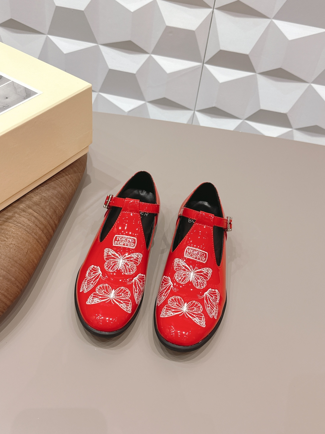 NO:695477,'Exclusive top version' Tokyo Bopper niche trendy brand 26ss latest hot style shoes in early spring...[round toe flower shoes] really beautiful!  A new niche brand, every color is beautiful, every pair is handmade, the upper is full of flowers, and has the beauty of blooming flowers. Every color has a unique outfit, and every style is exclusive to everyone!  Beauty is different, that's how the world should be!  It’s super comfortable on your feet!  !  The fit is also very friendly!  Original custom-made patent leather electric embroidery on the upper, original custom-made sheepskin lining, exclusive molded outsole, size 35-39 (40 customizations are non-returnable), original full set of packaging, official website color updates simultaneously, single shoes, sheepskin19860909《独家顶级版本》 Tokyo Bopper 小众潮牌 26ss早春最新爆款单鞋…【圆头花朵单鞋】 真的的美死了！新款小众品牌,每一个颜色都很好看 每一双都是手工制作,鞋面繁花,有繁花似锦的美意 每一个颜色都有独特的穿搭,搭配出的每种风格,都是每个人的专属！ 美丽各有不同,世界本该如此！上脚超级舒适的哦！！版型也很友好！ 鞋面原版定制漆皮电绣工艺 内里原版定制羊皮 大底独家开模成型底 码数35-39（40定制不退换） 包装原版全套包装 颜色官网同步更新,单鞋,sheepskin,Women's Shoes