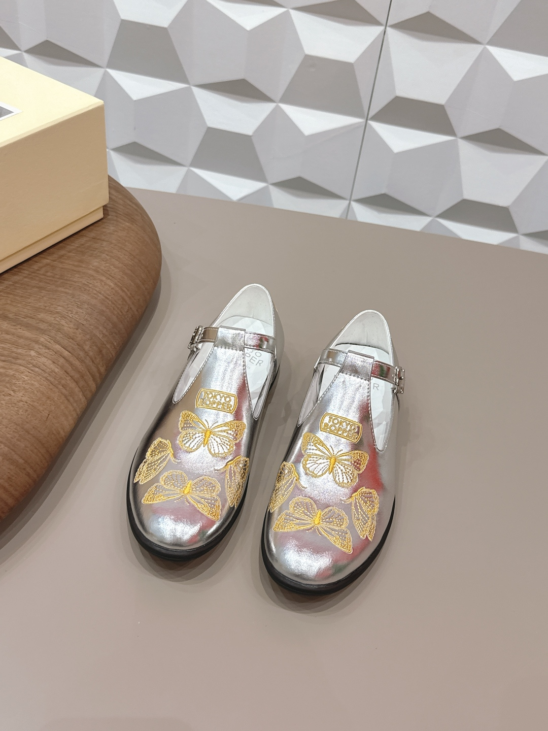 NO:695480,'Exclusive top version' Tokyo Bopper niche trendy brand 26ss latest hot style shoes in early spring...[round toe flower shoes] really beautiful!  A new niche brand, every color is beautiful, every pair is handmade, the upper is full of flowers, and has the beauty of blooming flowers. Every color has a unique outfit, and every style is exclusive to everyone!  Beauty is different, that's how the world should be!  It’s super comfortable on your feet!  !  The fit is also very friendly!  Original custom-made cowhide electric embroidery process for the upper, original custom-made sheepskin lining, exclusive molded outsole, size 35-39 (customized for 40 pieces, non-returnable), original full set of packaging, color updated simultaneously on the official website, single shoes, cowhide, sheepskin19860909《独家顶级版本》 Tokyo Bopper 小众潮牌 26ss早春最新爆款单鞋…【圆头花朵单鞋】 真的的美死了！新款小众品牌,每一个颜色都很好看 每一双都是手工制作,鞋面繁花,有繁花似锦的美意 每一个颜色都有独特的穿搭,搭配出的每种风格,都是每个人的专属！ 美丽各有不同,世界本该如此！上脚超级舒适的哦！！版型也很友好！ 鞋面原版定制牛皮电绣工艺 内里原版定制羊皮 大底独家开模成型底 码数35-39（40定制不退换） 包装原版全套包装 颜色官网同步更新,单鞋,cowhide,sheepskin,Women's Shoes