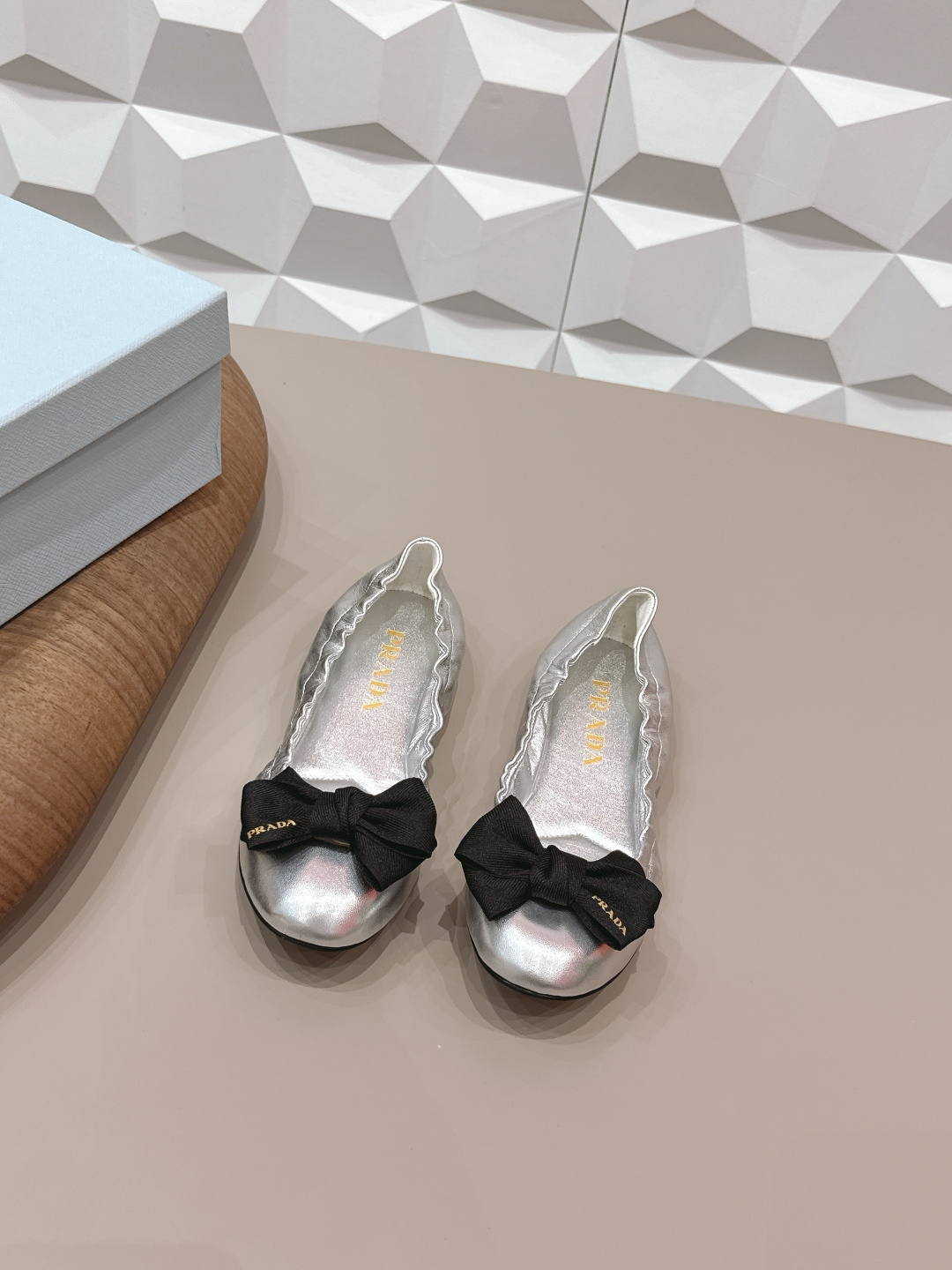 NO:695470,'Exclusive top version' PRA*D Pra*da 2026 vs early spring catwalk popular fashion shoes series... [Round-toe bow shoes]  PRADA's spring and summer T-stage catwalk show is the same style as 'Dream Never Sleeps'. Prada can use it on important occasions. The fresh style has a bit of nobility and is perfect on the feet. When worn with this shoe, it is elegant and crystal clear, regardless of the material of various accessories.  , all are exclusively customized one to one, and must be zero distance from the original version. The entire series is full of exciting and unexpected combinations of elements, different materials, textures of fabrics, and a strong artistic atmosphere, allowing you to appreciate the ever-changing style of Prada girls...  Upper: Original customized sheepskin bow craft Inner: Original customized sheepskin Foot pads: Original customized sheepskin Outsole: Original customized leather outsole Heel height: 1.0cm flat Packing: Original full set of packaging Code number: 35-39 (34.40.41.42 customization is not returnable) Color: Official website updated simultaneously, ballet shoes, prada, prada, sheepskin, Leather soles19860909《独家顶级版本》 PRA*D普拉*达2026vs早春走秀爆款时装单鞋系列 ……【圆头蝴蝶结单鞋】 PRADA春夏T台走秀网红同款＂造梦不夜城＂,Prada能在重要场合上用得上了,小清新风带点贵气的感觉,上脚非常完美,穿搭配上此鞋,优雅大方,晶莹剔透,无论各种配件材质,都是独家一比一定制,必做到原版零距离,整个系列都充满了令人兴奋和意外的元素结合,不同的材质,肌理的面料的表现,具有极浓的艺术气息,让你领略Prada女孩的百变风格…… 鞋面:原版定制羊皮蝴蝶结工艺 内里:原版定制羊皮 垫脚:原版定制羊皮 大底:原版定制真皮大底 跟高:1.0cm平底 包装:原版全套包装 码数:35-39(34.40.41.42定制不退换） 颜色:官网同步更新,芭蕾舞鞋,prada,prada,sheepskin,Leather soles,Women's Shoes