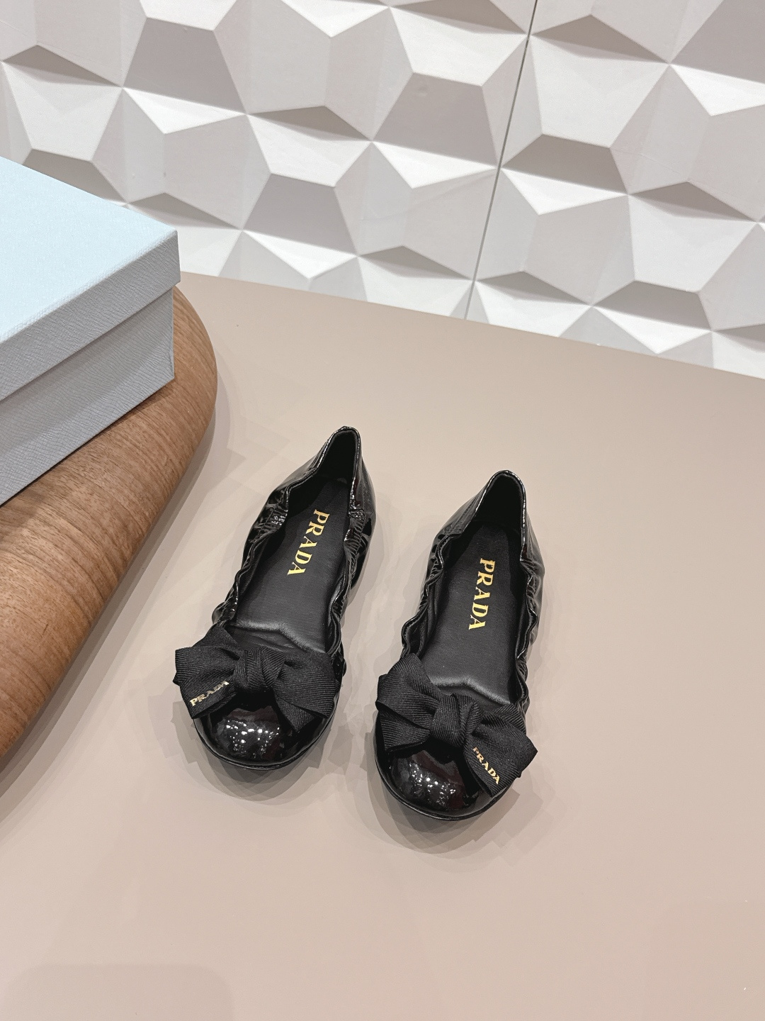 NO:695463,'Exclusive top version' PRA*D Pra*da 2026 vs early spring catwalk popular fashion shoes series... [Round-toe bow shoes]  PRADA's spring and summer T-stage catwalk show is the same style as 'Dream Never Sleeps'. Prada can use it on important occasions. The fresh style has a bit of nobility and is perfect on the feet. When worn with this shoe, it is elegant and crystal clear, regardless of the material of various accessories.  , all are exclusively customized one to one, and must be zero distance from the original version. The entire series is full of exciting and unexpected combinations of elements, different materials, textures of fabrics, and a strong artistic atmosphere, allowing you to appreciate the ever-changing style of Prada girls...  Upper: Original customized patent leather bow crafts Lining: Original customized sheepskin Foot pads: Original customized sheepskin Outsole: Original customized leather outsole Heel height: 1.0cm flat packaging: Original full set of packaging Code number: 35-39 (34.40.41.42 customization is not returnable) Color: Official website updated simultaneously, ballet shoes, prada, prada, sheepskin, Leather soles19860909《独家顶级版本》 PRA*D普拉*达2026vs早春走秀爆款时装单鞋系列 ……【圆头蝴蝶结单鞋】 PRADA春夏T台走秀网红同款＂造梦不夜城＂,Prada能在重要场合上用得上了,小清新风带点贵气的感觉,上脚非常完美,穿搭配上此鞋,优雅大方,晶莹剔透,无论各种配件材质,都是独家一比一定制,必做到原版零距离,整个系列都充满了令人兴奋和意外的元素结合,不同的材质,肌理的面料的表现,具有极浓的艺术气息,让你领略Prada女孩的百变风格…… 鞋面:原版定制漆皮蝴蝶结工艺 内里:原版定制羊皮 垫脚:原版定制羊皮 大底:原版定制真皮大底 跟高:1.0cm平底 包装:原版全套包装 码数:35-39(34.40.41.42定制不退换） 颜色:官网同步更新,芭蕾舞鞋,prada,prada,sheepskin,Leather soles,Women's Shoes