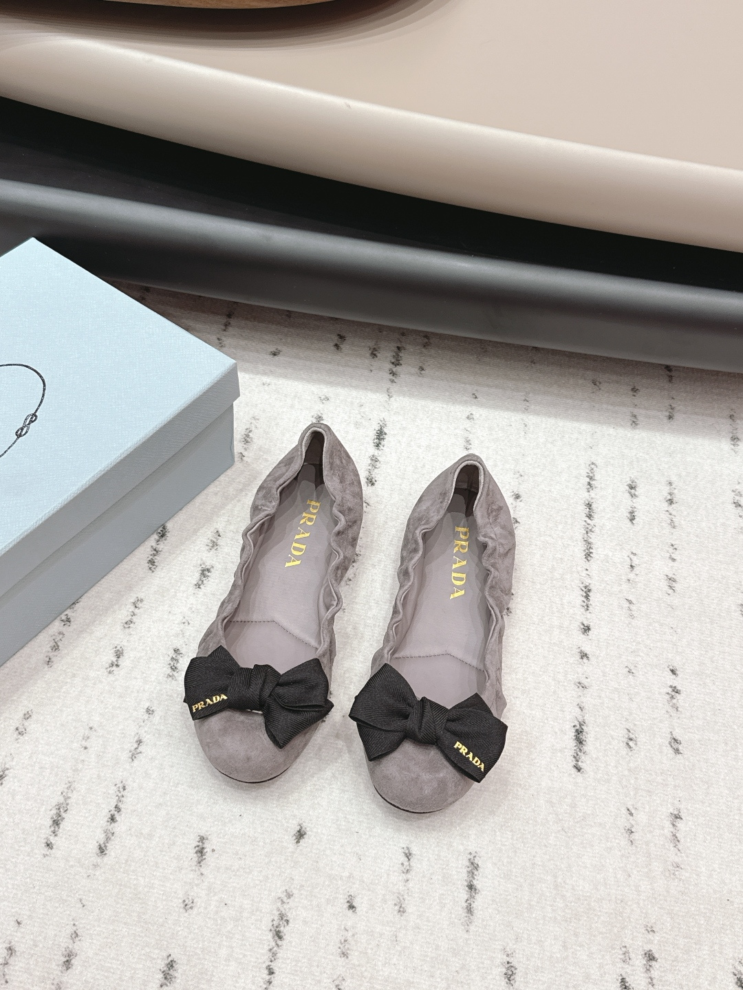 NO:695476,'Exclusive top version' PRA*D Pra*da 2026 vs early spring catwalk popular fashion shoes series... [Round-toe bow shoes]  PRADA's spring and summer T-stage catwalk show is the same style as 'Dream Never Sleeps'. Prada can use it on important occasions. The fresh style has a bit of nobility and is perfect on the feet. When worn with this shoe, it is elegant and crystal clear, regardless of the material of various accessories.  , all are exclusively customized one to one, and must be zero distance from the original version. The entire series is full of exciting and unexpected combinations of elements, different materials, textures of fabrics, and a strong artistic atmosphere, allowing you to appreciate the ever-changing style of Prada girls...  Upper: Original customized cashmere bow craft Inner: Original customized sheepskin Foot pads: Original customized sheepskin Outsole: Original customized leather outsole Heel height: 1.0cm flat packaging: Original full set of packaging Code number: 35-39 (34.40.41.42 customization is not returnable) Color: Official website updated simultaneously, ballet shoes, prada, prada, sheepskin, Leather soles19860909《独家顶级版本》 PRA*D普拉*达2026vs早春走秀爆款时装单鞋系列 ……【圆头蝴蝶结单鞋】 PRADA春夏T台走秀网红同款＂造梦不夜城＂,Prada能在重要场合上用得上了,小清新风带点贵气的感觉,上脚非常完美,穿搭配上此鞋,优雅大方,晶莹剔透,无论各种配件材质,都是独家一比一定制,必做到原版零距离,整个系列都充满了令人兴奋和意外的元素结合,不同的材质,肌理的面料的表现,具有极浓的艺术气息,让你领略Prada女孩的百变风格…… 鞋面:原版定制羊绒蝴蝶结工艺 内里:原版定制羊皮 垫脚:原版定制羊皮 大底:原版定制真皮大底 跟高:1.0cm平底 包装:原版全套包装 码数:35-39(34.40.41.42定制不退换） 颜色:官网同步更新,芭蕾舞鞋,prada,prada,sheepskin,Leather soles,Women's Shoes