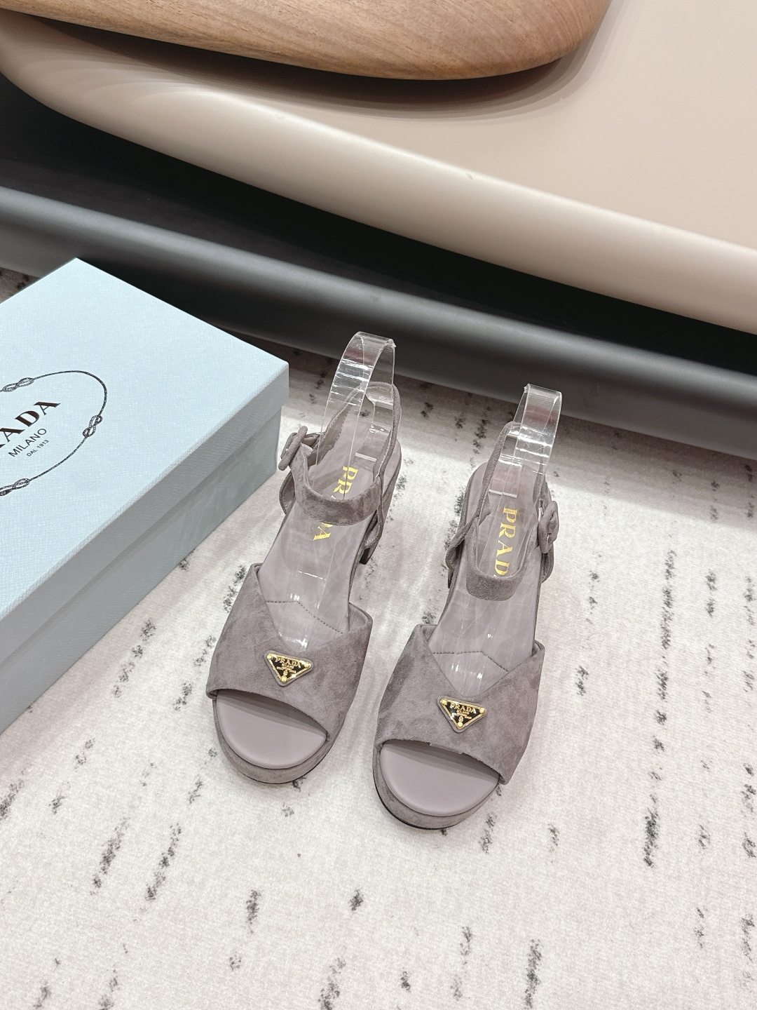 NO:695494,'Exclusive top version' PRA*D Pra*da 2026 vs early spring catwalk popular fashion sandals series... [Round toe triangular buckle water platform sandals]  PRADA's spring and summer T-stage catwalk show is the same style as 'Dream Never Sleeps'. Prada can use it on important occasions. The fresh style has a bit of nobility and is perfect on the feet. When worn with this shoe, it is elegant and crystal clear, regardless of the material of various accessories.  , all are exclusively customized one to one, and must be zero distance from the original version. The entire series is full of exciting and unexpected combinations of elements, different materials, textures of fabrics, and a strong artistic atmosphere, allowing you to appreciate the ever-changing style of Prada girls...  Upper: Original customized cashmere Lining: Original customized sheepskin Foot pads: Original customized sheepskin Outsole: Original customized leather outsole Heel height: 7.5cm Packaging: Original complete package Number of yards: 35-39 (40.41.42 customization is non-refundable) Color: Official website updated simultaneously, high heels and sandals, prada, prada, sandals, high heels, sheepskin, Leather soles19860909《独家顶级版本》 PRA*D普拉*达2026vs早春走秀爆款时装凉鞋系列 ……【圆头三角扣水台凉鞋】 PRADA春夏T台走秀网红同款＂造梦不夜城＂,Prada能在重要场合上用得上了,小清新风带点贵气的感觉,上脚非常完美,穿搭配上此鞋,优雅大方,晶莹剔透,无论各种配件材质,都是独家一比一定制,必做到原版零距离,整个系列都充满了令人兴奋和意外的元素结合,不同的材质,肌理的面料的表现,具有极浓的艺术气息,让你领略Prada女孩的百变风格…… 鞋面:原版定制羊绒 内里:原版定制羊皮 垫脚:原版定制羊皮 大底:原版定制真皮大底 跟高:7.5cm 包装:原版全套包装 码数:35-39(40.41.42定制不退换） 颜色:官网同步更新,高跟鞋凉鞋,prada,prada,sandals,high heels,sheepskin,Leather soles,Women's Shoes