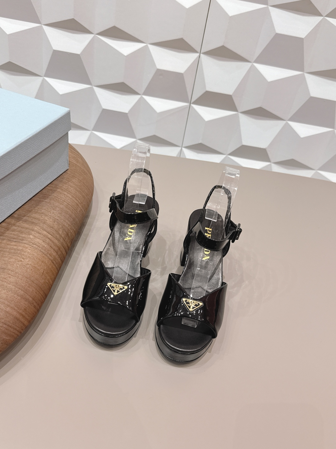 NO:695485,'Exclusive top version' PRA*D Pra*da 2026 vs early spring catwalk popular fashion sandals series... [Round toe triangular buckle water platform sandals]  PRADA's spring and summer T-stage catwalk show is the same style as 'Dream Never Sleeps'. Prada can use it on important occasions. The fresh style has a bit of nobility and is perfect on the feet. When worn with this shoe, it is elegant and crystal clear, regardless of the material of various accessories.  , all are exclusively customized one to one, and must be zero distance from the original version. The entire series is full of exciting and unexpected combinations of elements, different materials, textures of fabrics, and a strong artistic atmosphere, allowing you to appreciate the ever-changing style of Prada girls...  Upper: Original customized patent leather Lining: Original customized sheepskin Foot pads: Original customized sheepskin Outsole: Original customized leather outsole Heel height: 7.5cm Packaging: Original complete package Number of yards: 35-39 (40.41.42 customization is non-returnable) Color: Official website updated simultaneously, high heels and sandals, prada, prada, sandals, high heels, sheepskin, Leather soles19860909《独家顶级版本》 PRA*D普拉*达2026vs早春走秀爆款时装凉鞋系列 ……【圆头三角扣水台凉鞋】 PRADA春夏T台走秀网红同款＂造梦不夜城＂,Prada能在重要场合上用得上了,小清新风带点贵气的感觉,上脚非常完美,穿搭配上此鞋,优雅大方,晶莹剔透,无论各种配件材质,都是独家一比一定制,必做到原版零距离,整个系列都充满了令人兴奋和意外的元素结合,不同的材质,肌理的面料的表现,具有极浓的艺术气息,让你领略Prada女孩的百变风格…… 鞋面:原版定制漆皮 内里:原版定制羊皮 垫脚:原版定制羊皮 大底:原版定制真皮大底 跟高:7.5cm 包装:原版全套包装 码数:35-39(40.41.42定制不退换） 颜色:官网同步更新,高跟鞋凉鞋,prada,prada,sandals,high heels,sheepskin,Leather soles,Women's Shoes