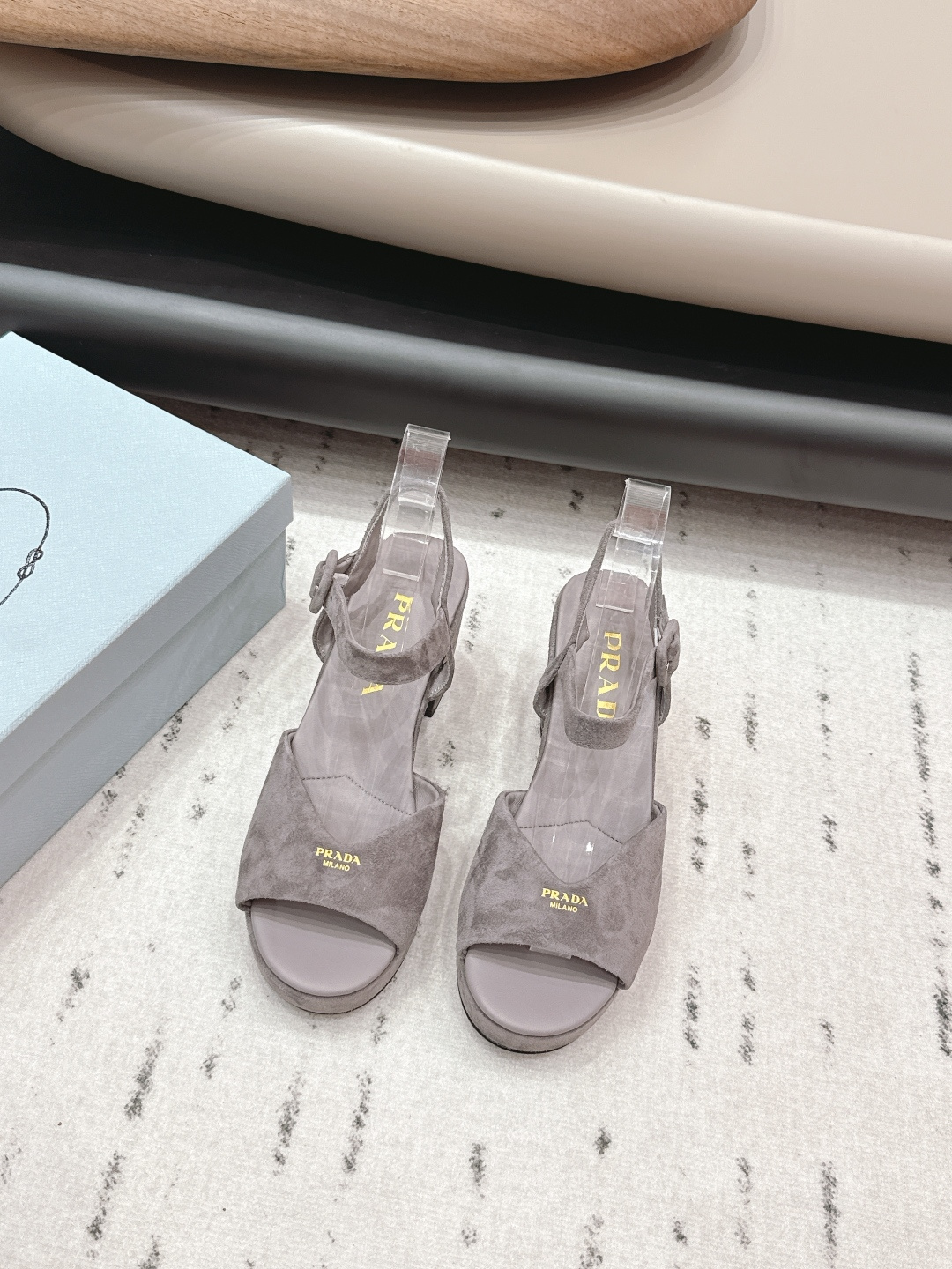 NO:695451,'Exclusive top version' PRA*D Pra*da 2026 vs early spring catwalk popular fashion sandals series... [Round-head water platform sandals]  PRADA's spring and summer T-stage catwalk show is the same style as 'Dream Never Sleeps'. Prada can use it on important occasions. The fresh style has a bit of nobility and is perfect on the feet. When worn with this shoe, it is elegant and crystal clear, regardless of the material of various accessories.  , all are exclusively customized one to one, and must be zero distance from the original version. The entire series is full of exciting and unexpected combinations of elements, different materials, textures of fabrics, and a strong artistic atmosphere, allowing you to appreciate the ever-changing style of Prada girls...  Upper: Original customized cashmere Lining: Original customized sheepskin Foot pads: Original customized sheepskin Outsole: Original customized leather outsole Heel height: 7.5cm Packaging: Original complete package Number of yards: 35-39 (40.41.42 customization is non-refundable) Color: Official website updated simultaneously, high heels and sandals, prada, prada, sandals, high heels, sheepskin, Leather soles19860909《独家顶级版本》 PRA*D普拉*达2026vs早春走秀爆款时装凉鞋系列 ……【圆头水台凉鞋】 PRADA春夏T台走秀网红同款＂造梦不夜城＂,Prada能在重要场合上用得上了,小清新风带点贵气的感觉,上脚非常完美,穿搭配上此鞋,优雅大方,晶莹剔透,无论各种配件材质,都是独家一比一定制,必做到原版零距离,整个系列都充满了令人兴奋和意外的元素结合,不同的材质,肌理的面料的表现,具有极浓的艺术气息,让你领略Prada女孩的百变风格…… 鞋面:原版定制羊绒 内里:原版定制羊皮 垫脚:原版定制羊皮 大底:原版定制真皮大底 跟高:7.5cm 包装:原版全套包装 码数:35-39(40.41.42定制不退换） 颜色:官网同步更新,高跟鞋凉鞋,prada,prada,sandals,high heels,sheepskin,Leather soles,Women's Shoes