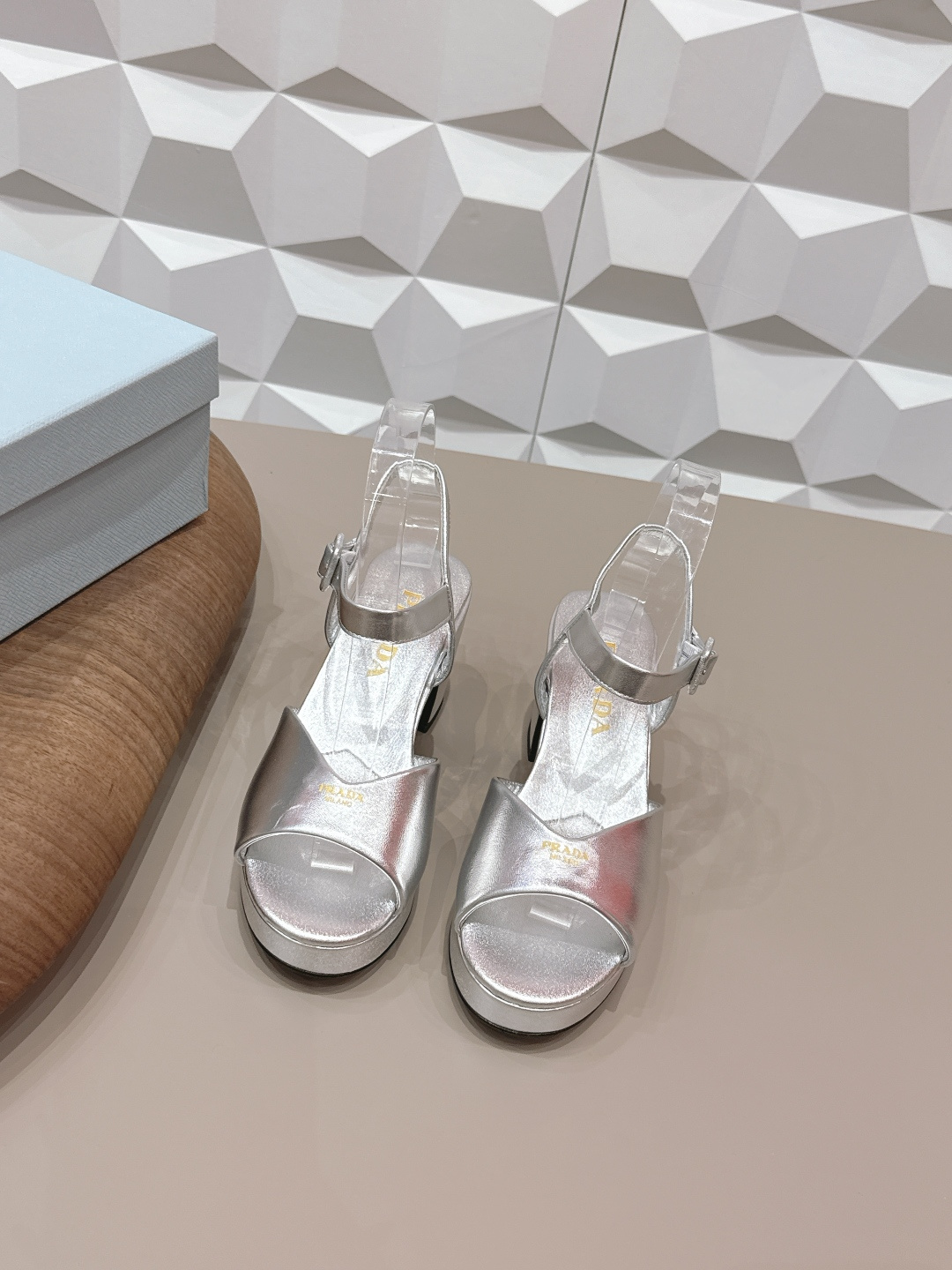 NO:695448,'Exclusive top version' PRA*D Pra*da 2026 vs early spring catwalk popular fashion sandals series... [Round-head water platform sandals]  PRADA's spring and summer T-stage catwalk show is the same style as 'Dream Never Sleeps'. Prada can use it on important occasions. The fresh style has a bit of nobility and is perfect on the feet. When worn with this shoe, it is elegant and crystal clear, regardless of the material of various accessories.  , all are exclusively customized one to one, and must be zero distance from the original version. The entire series is full of exciting and unexpected combinations of elements, different materials, textures of fabrics, and a strong artistic atmosphere, allowing you to appreciate the ever-changing style of Prada girls...  Upper: Original customized sheepskin Lining: Original customized sheepskin Foot pads: Original customized sheepskin Outsole: Original customized leather outsole Heel height: 7.5cm Packaging: Original full set of packaging Number of yards: 35-39 (40.41.42 customized non-returnable) Color: Official website updated simultaneously, high heels and sandals, prada, prada, sandals, high heels, sheepskin, Leather soles19860909《独家顶级版本》 PRA*D普拉*达2026vs早春走秀爆款时装凉鞋系列 ……【圆头水台凉鞋】 PRADA春夏T台走秀网红同款＂造梦不夜城＂,Prada能在重要场合上用得上了,小清新风带点贵气的感觉,上脚非常完美,穿搭配上此鞋,优雅大方,晶莹剔透,无论各种配件材质,都是独家一比一定制,必做到原版零距离,整个系列都充满了令人兴奋和意外的元素结合,不同的材质,肌理的面料的表现,具有极浓的艺术气息,让你领略Prada女孩的百变风格…… 鞋面:原版定制羊皮 内里:原版定制羊皮 垫脚:原版定制羊皮 大底:原版定制真皮大底 跟高:7.5cm 包装:原版全套包装 码数:35-39(40.41.42定制不退换） 颜色:官网同步更新,高跟鞋凉鞋,prada,prada,sandals,high heels,sheepskin,Leather soles,Women's Shoes