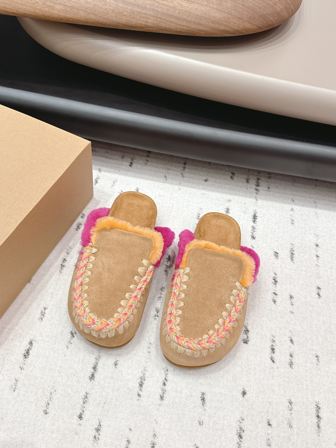 NO:695486,'Exclusive top version' MOU niche trendy brand ~ 2025 vs the latest winter fur shoe series... [Round-toe thick-soled fur shoes] MOU's new fur shoes are a trendy brand from the UK, a young brand that has quickly become popular in the international fashion industry. The style it strives to create. The warm structure of the fur shoes is equipped with Japanese style!  The shoes are not too heavy, and they are both beautiful and comfortable!  Fabric original custom cowhide, lining original custom wool, foot pads original custom wool, outsole original molded foam anti-slip outsole, size 35-39 (40.41. Customized, non-refundable), packaging, customized original full set of packaging, official color website updated simultaneously, semi-slip fur shoes, cowhide19860909《独家顶级版本》 MOU小众潮牌～2025vs冬季最新毛鞋系列……【圆头厚底毛鞋】  MOU新款毛毛鞋是来自英国的潮流品牌,迅速走红国际时装界的一个年轻品牌.所致力打造的风格.毛鞋的保暖性结构搭载日系风格！鞋子也不会很重,颜值与舒适度并存！ 面料原版定制牛皮 内里原版定制羊毛 垫脚原版定制羊毛 大底原版开模发泡防滑大底 码数35-39（40.41.定制不退换） 包装定制原版全套包装 颜色官网同步更新,半拖毛毛鞋,cowhide,Women's Shoes