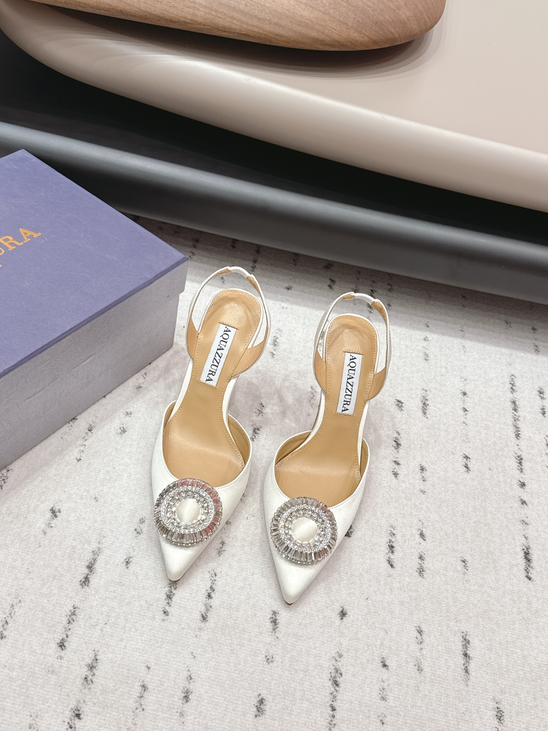 NO:695392,: 'Exclusive top version' AQUAZZURA·Pineapple 26 vs the latest popular fashion shoe series in early spring... [Pointed diamond buckle high-heeled shoes] Aquazzura is designed by designer Edgardo  Osorio is a shoe brand founded in Florence, Italy. Although it has not been established for a long time, it has won the public's attention with its traditional Italian high-end craftsmanship and luxurious styling. Aquazzura's studio is located in the Buondelmonti Palace in Florence, Italy. It mixes exquisite European, modern American and Latin style features, showing the perfect balance of modern design. Exquisite craftsmanship creates comfortable and easy-to-wear shoes for women. The fabric is original custom silk cloth diamond buckle. The lining is original custom sheepskin. The foot pad is original custom sheepskin outsole. Original custom leather outsole.  Heel height 10cm, size 35-39 (34.40.41.42, custom-made, non-refundable), original full set of packaging, colors updated simultaneously on the official website, high heels, sandals, sandals, high heels, sheepskin, real silk, Leather soles19860909: 《独家顶级版本》 AQUAZZURA·菠萝26vs早春最新爆款时装单鞋系列……【尖头钻扣高跟单鞋】 Aquazzura由设计师Edgardo Osorio在意大利佛罗伦萨创办的鞋履品牌,虽然创立时间不长,但却以其意大利传统的高级工艺和奢华造型赢得大众得目光.Aquazzura的工作室位于意大利佛罗伦萨Buondelmonti宫殿,混合精致欧洲、现代美式以及拉丁风情特色,展现着现代设计的完美平衡,精致的工艺为女性打造舒适易穿戴的鞋履 面料原版定制真丝布钻扣 内里原版定制羊皮 垫脚原版定制羊皮 大底原版定制真皮大底 跟高10cm 码数35-39（34.40.41.42订做不退换） 包装原版全套包装 颜色官网同步更新,高跟鞋凉鞋,sandals,high heels,sheepskin,real silk,Leather soles,Women's Shoes