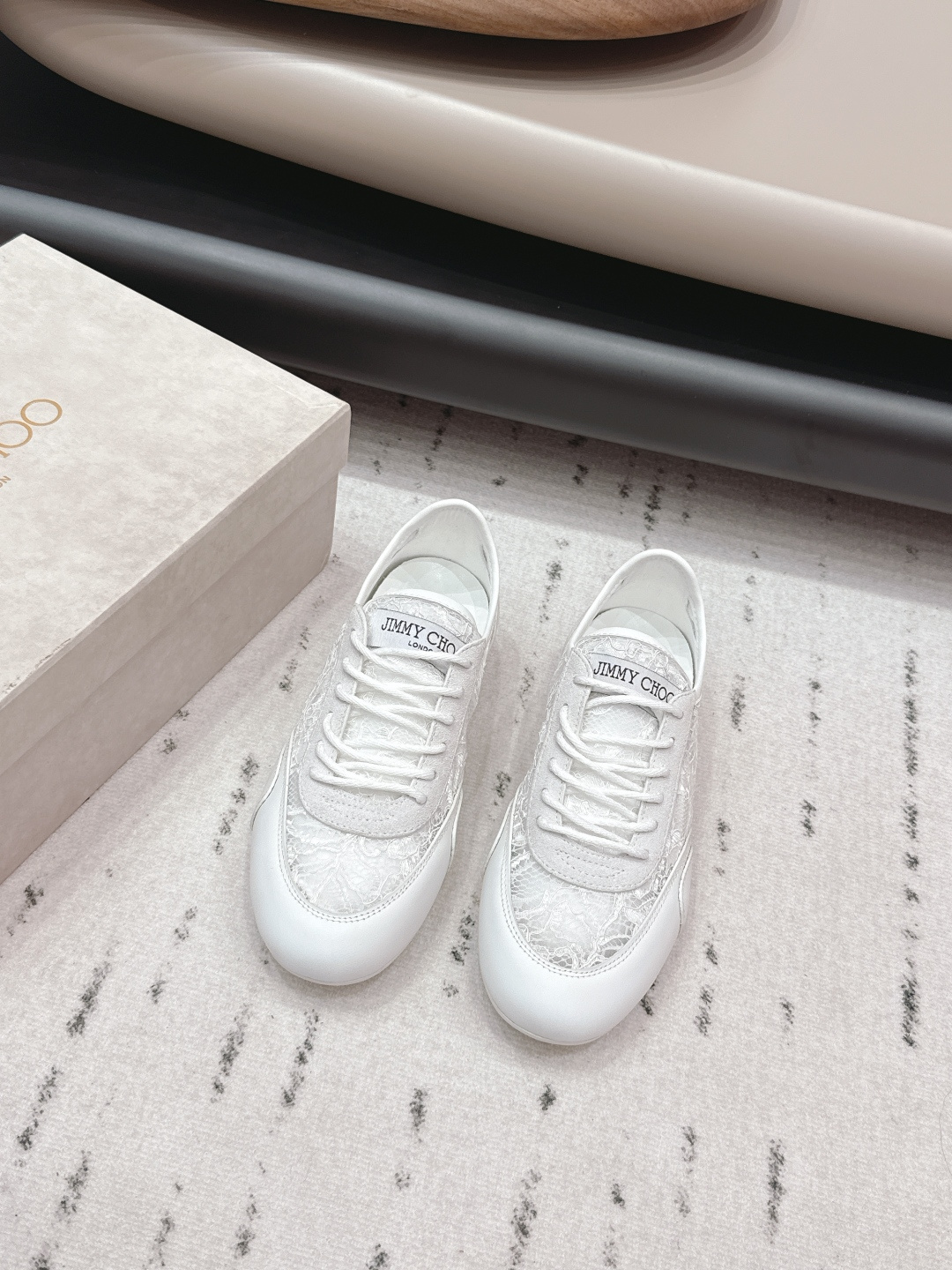 NO:695436,Online 'Exclusive top version' Jimmy Choo 2026 vs early spring latest casual hot series... [Round toe color matching casual shoes] Newly launched, this flat bottom has a high export rate in European and American street photos, and Instagram is also very popular. I adjusted the last for a month to keep the overall smoothness of the line consistent with the original version. It is really attractive. I believe that women with taste will take a fancy to them. JC's high heels will never disappoint, the goddess's weapon...  Fabric: Original customized cowhide mesh color matching process Lining: Original customized sheepskin Foot pads: Original customized sheepskin Outsole: Original molded bottom Packaging: Original full set of packaging Code number: 35-39 (40. Customized, non-refundable) Color: Official website updated simultaneously, casual shoes/sports shoes, jimmy choo, jimmy choo, sneakers, sheepskin19860909网面《独家顶级版本》 JimmyChoo吉米周2026vs早春最新休闲爆款系列…【圆头拼色休闲鞋】 新款上架这款平底在欧美街拍中出境率超高,ins也是火了一把,调鞋楦都调了一个月整体线条流畅性保持跟原版一致,真的太有魅力了,我相信有品味的女人会看上它JC的高跟一向不会令人失望,女神的利器…… 面料:原版定制牛猄网拼色工艺 内里:原版定制羊皮 垫脚:原版定制羊皮 大底:原版开模成型底 包装:原版全套包装 码数:35-39（40.定做不退换） 颜色:官网同步更新,休闲鞋/运动鞋,jimmy choo,jimmy choo,sneakers,sheepskin,Women's Shoes