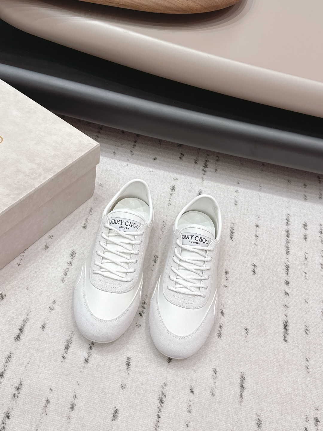 NO:695432,Leather cover 'Exclusive top version' Jimmy Choo Jimmy Choo 2026 vs early spring latest casual hot series... [Round toe color matching casual shoes] Newly launched, this flat bottom has a high export rate in European and American street photos, and Instagram is also very popular. I have adjusted the shoe last for a month to keep the smoothness of the overall line consistent with the original version. It is really attractive. I believe that women with taste will take a fancy to it. JC's high heels will never disappoint, the goddess's weapon...  Fabric: Original customized cowhide/cow leather Lining: Original customized sheepskin Foot pads: Original customized sheepskin Outsole: Original molded sole Packaging: Original complete package Number of yards: 35-39 (40. Customized, non-refundable) Color: Official website updated simultaneously, casual shoes/sports shoes, jimmy choo, jimmy choo, sneakers, cowhide, sheepskin19860909皮面《独家顶级版本》 JimmyChoo吉米周2026vs早春最新休闲爆款系列…【圆头拼色休闲鞋】 新款上架这款平底在欧美街拍中出境率超高,ins也是火了一把,调鞋楦都调了一个月整体线条流畅性保持跟原版一致,真的太有魅力了,我相信有品味的女人会看上它JC的高跟一向不会令人失望,女神的利器…… 面料:原版定制牛皮/牛猄 内里:原版定制羊皮 垫脚:原版定制羊皮 大底:原版开模成型底 包装:原版全套包装 码数:35-39（40.定做不退换） 颜色:官网同步更新,休闲鞋/运动鞋,jimmy choo,jimmy choo,sneakers,cowhide,sheepskin,Women's Shoes