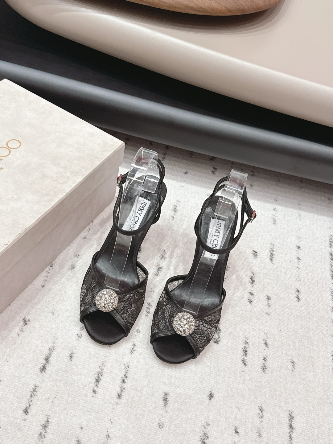 NO:695404,'Exclusive top version' JimmyChoo ~ 26vs early spring latest fashion hot sandal series... [Round head diamond buckle high heel sandals] Original top replica, super high quality, fashionable and classy ~ New product exclusive first release, absolutely make you unique. The overall line is super smooth, stretches the leg shape, the upper foot comfort is super good, very creative design sense, presenting a particularly high-end... Fabric original custom sheepskin/lace diamond buckle Lining original custom sheepskin outsole Original imported leather outsole  Heel 8.5cm (3 heights are available: 6.5cm, 8.5cm and 10cm). Original full set of packaging. Number of yards: 35-40 (34.40.41.42 customized, non-refundable). Colors are updated simultaneously, high heels and sandals, jimmy choo, sandals, high heels, sheepskin, Leather soles.19860909《独家顶级版本》 JimmyChoo～26vs早春最新时装爆款凉鞋系列…【圆头钻扣高跟凉鞋】  原版顶级复刻,超高品质奉上时髦有范～ 新品独家首发,绝对让你独一无二 整体线条流畅感超强,拉伸腿型,上脚舒适度超级好,非常有创意的设计感,呈现特别高级…… 面料原版定制羊皮/蕾丝钻扣 内里原版定制羊皮 大底原版进口真皮大底 鞋跟8.5cm（6.5cm8.5cm10cm3种高度可选） 包装原版全套包装 码数35-40（34.40.41.42定制不退换） 颜色官方同步更新,高跟鞋凉鞋,jimmy choo,sandals,high heels,sheepskin,Leather soles,Women's Shoes