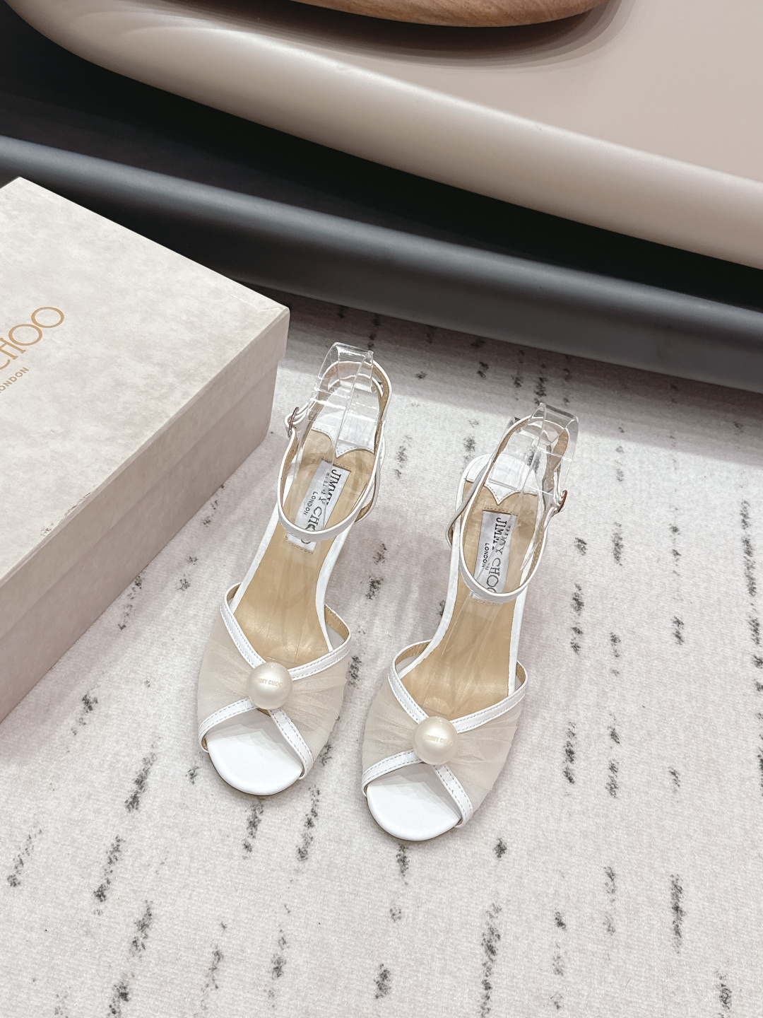 NO:695407,'Exclusive top version' JimmyChoo ~ 26vs early spring latest fashion hot sandal series... [Round head diamond buckle high heel sandals] The original top replica, super high quality, fashionable and classy ~ New product exclusive launch, absolutely make you unique The overall line is super smooth, stretches the leg shape, the upper foot comfort is super good, very creative design sense, presenting a particularly high-end... Fabric original custom sheepskin/gauze diamond buckle Lining original custom sheepskin outsole Original imported leather outsole  Heel 8.5cm (3 heights are available: 6.5cm, 8.5cm and 10cm). Original full set of packaging. Number of yards: 35-40 (34.40.41.42 customized, non-refundable). Colors are updated simultaneously, high heels and sandals, jimmy choo, sandals, high heels, sheepskin, Leather soles.19860909《独家顶级版本》 JimmyChoo～26vs早春最新时装爆款凉鞋系列…【圆头钻扣高跟凉鞋】  原版顶级复刻,超高品质奉上时髦有范～ 新品独家首发,绝对让你独一无二 整体线条流畅感超强,拉伸腿型,上脚舒适度超级好,非常有创意的设计感,呈现特别高级…… 面料原版定制羊皮/纱网钻扣 内里原版定制羊皮 大底原版进口真皮大底 鞋跟8.5cm（6.5cm8.5cm10cm3种高度可选） 包装原版全套包装 码数35-40（34.40.41.42定制不退换） 颜色官方同步更新,高跟鞋凉鞋,jimmy choo,sandals,high heels,sheepskin,Leather soles,Women's Shoes