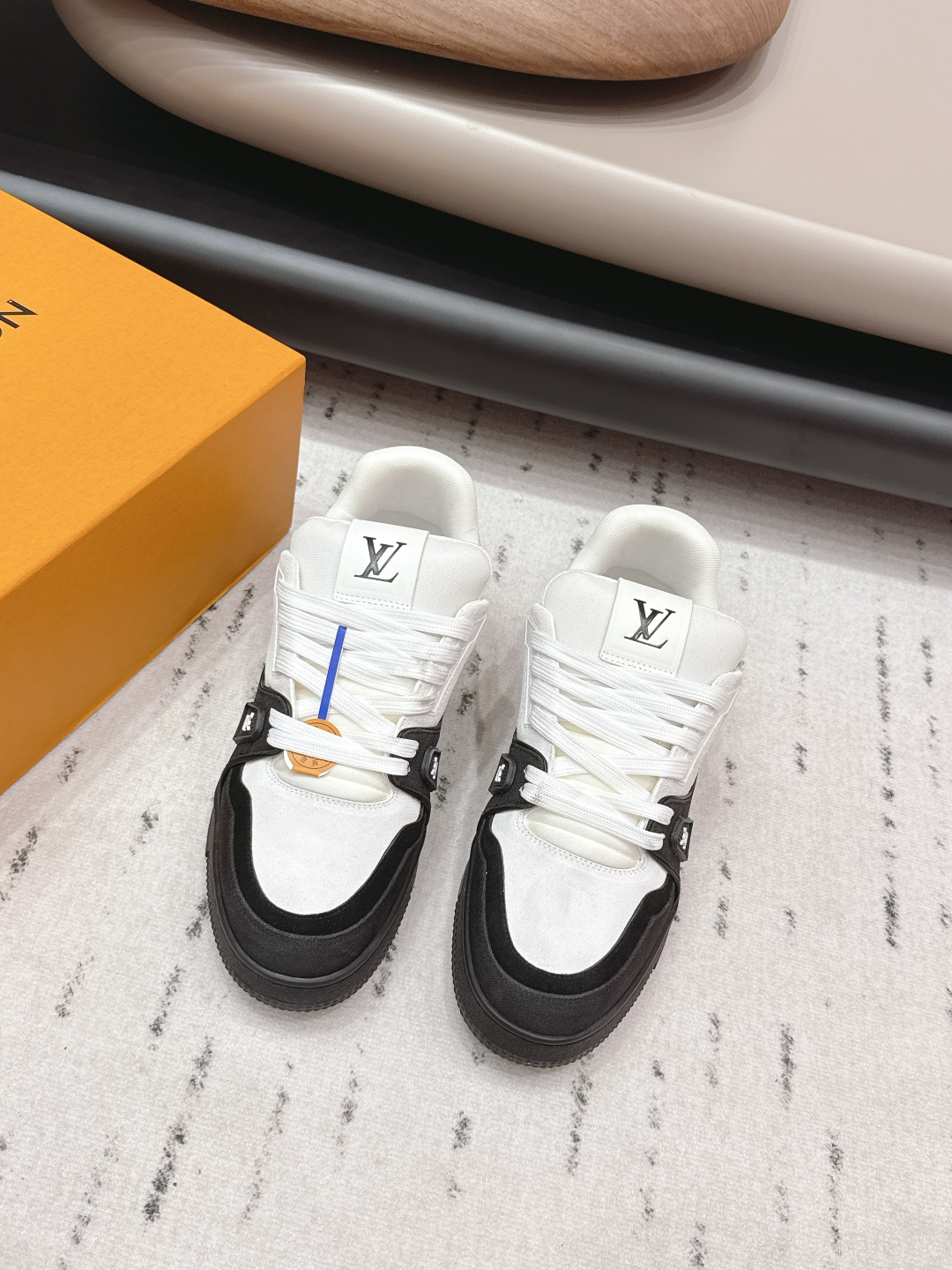 NO:695422,Couple's 'Top Exclusive First Release' [Couple's Color Matching Casual Shoes] LV 26's early spring new color debut is really a new style. Sisters, it looks so good on your feet. Buy the original version at the counter and develop it one to one. All details, materials, quality, are the same as those at the counter, and you will get the latest luxury packaging... Fabric: Original customized cowboy Lining: Original customized breathable mesh Foot: Original customized fabric injection molding Outsole: Original open-molded TPU molded sole Packaging: Original upgraded full package  Size: 35-44 (45.46 customization is non-refundable) Color: Official website updated simultaneously, casual shoes/sports shoes, louis vuitton, sneakers19860909情侣《顶级独家首发》【情侣拼色休闲鞋】 LV 26早春新色首发真的又是新一款王炸新款,姐妹们,上脚太好看啦专柜购买原版一比一开发,所有细节,材料,品质,跟专柜无区别,再送豪华最新大包装…… 面料:原版定制牛猄 内里:原版定制透气网布 垫脚:原版定制布料注塑成型 大底:原版开模TPU成型底 包装:原版升级全套包装 码数:35-44（45.46定制不退换） 颜色:官网同步更新,休闲鞋/运动鞋,louis vuitton,sneakers,Women's Shoes