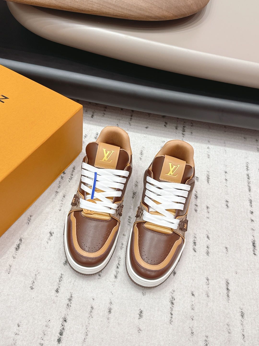 NO:695418,Couple's 'Top Exclusive First Release' [Color-blocking Casual Shoes for Couples] LV 26's new color debut in early spring is really a new king. Sisters, it looks so good on your feet. Purchase the original version at the counter and develop it one to one. All details, materials, and quality are the same as those at the counter, and you will get the latest luxury packaging... Fabric: Original customized cowhide. Lining: Original customized breathable mesh. Foot: Original customized fabric injection molding. Outsole: Original open-molded TPU molding sole. Packaging: Original upgraded full package.  Size: 35-44 (45.46 customization is non-refundable) Color: Official website updated simultaneously, casual shoes/sports shoes, louis vuitton, sneakers, cowhide19860909情侣《顶级独家首发》【情侣拼色休闲鞋】 LV 26早春新色首发真的又是新一款王炸新款,姐妹们,上脚太好看啦专柜购买原版一比一开发,所有细节,材料,品质,跟专柜无区别,再送豪华最新大包装…… 面料:原版定制牛皮 内里:原版定制透气网布 垫脚:原版定制布料注塑成型 大底:原版开模TPU成型底 包装:原版升级全套包装 码数:35-44（45.46定制不退换） 颜色:官网同步更新,休闲鞋/运动鞋,louis vuitton,sneakers,cowhide,Women's Shoes