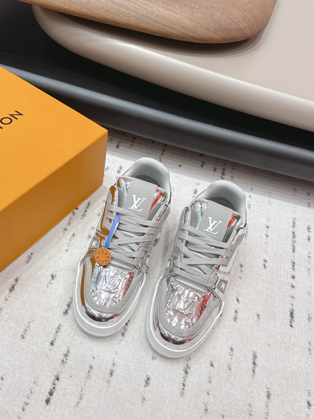 NO:695428,Couple's 'Top Exclusive First Release' [Couple's Color Matching Casual Shoes] LV 26's early spring new color debut is really a new style, sisters, it looks so good on your feet. Buy the original version at the counter and develop it one to one. All details, materials, quality are the same as those at the counter, and you will get the latest luxury packaging... Fabric: Original customized cowhide printing process Lining: Original customized breathable mesh Foot: Original customized fabric injection molding Outsole: Original open-molded TPU molded bottom Packaging: Original upgraded full package  Size: 35-44 (45.46 customization is non-refundable) Color: Official website updated simultaneously, casual shoes/sports shoes, louis vuitton, sneakers, cowhide19860909情侣《顶级独家首发》【情侣拼色休闲鞋】 LV 26早春新色首发真的又是新一款王炸新款,姐妹们,上脚太好看啦专柜购买原版一比一开发,所有细节,材料,品质,跟专柜无区别,再送豪华最新大包装…… 面料:原版定制牛皮打印工艺 内里:原版定制透气网布 垫脚:原版定制布料注塑成型 大底:原版开模TPU成型底 包装:原版升级全套包装 码数:35-44（45.46定制不退换） 颜色:官网同步更新,休闲鞋/运动鞋,louis vuitton,sneakers,cowhide,Women's Shoes