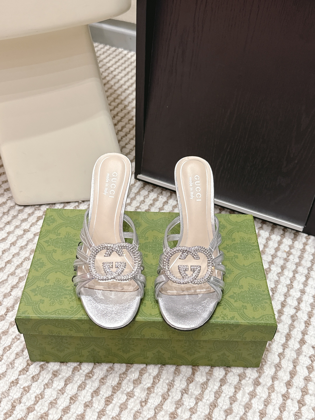 NO:692708,Purchasing agent GUCCI 2026s early spring new style, double G hot diamond, high heels, stiletto slippers, original quality, original European style, perfect for wearing with these shoes, elegant and generous, crystal clear, no matter the materials of the accessories, they are all customized one by one, you must go to get the original version at zero distance  The entire series is full of exciting and unexpected combinations of elements, with different textures and textures, and a very strong artistic atmosphere... Outsole: Original customized leather sole Heel height: 8.5cm Packaging: Original full set of packaging Size 35-39 (34.40.41.42 customized non-refundable), slippers, gucci, high heels, slippers19860909代购级 GUCCI 2026s早春新款 双G烫钻 高跟鞋 细跟拖鞋 原单品质 原汁原味的欧式风格,上脚非常完美穿搭上配此鞋,优雅大方,晶莹剔透,无论种各配件材质,都是家独一比一定制,必到做原版零距离 整系个列都充了满令兴人奋意和外的元结素合,不同材的质,肌的理面的料表现,具有极的浓艺术气息…… 大底 : 原版定制真皮底 跟高 : 8.5cm 包装 : 原版全套包装 Size 35-39(34.40.41.42定制不退换),拖鞋,gucci,high heels,slippers,Women's Shoes