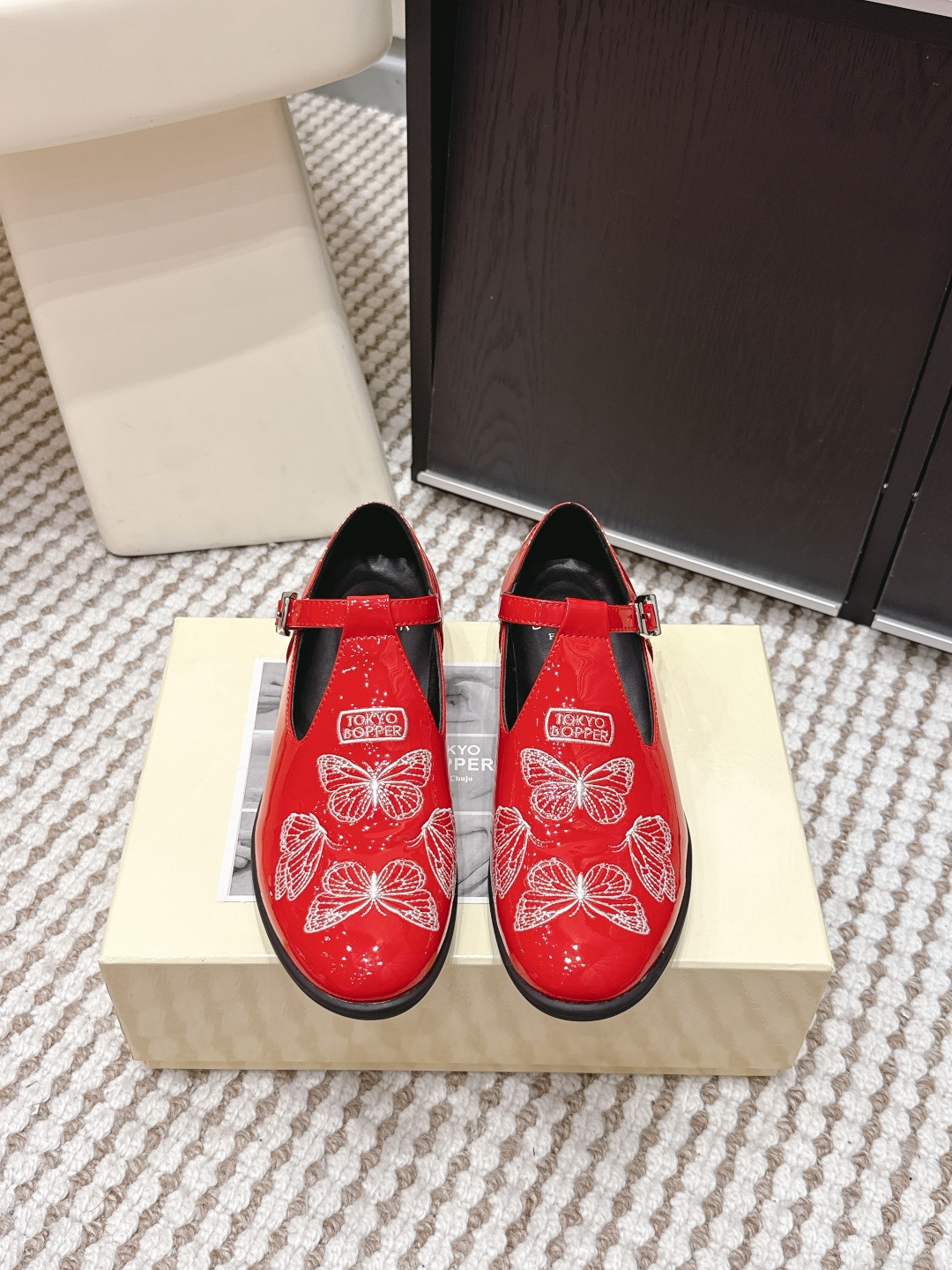 NO:680909,Purchasing agent Tokyo Bopper niche trendy brand 26ss spring and summer new Rome Mary Jane small leather shoes are really beautiful!  A new niche brand, every color is beautiful. Classic flower design, unique design. Each pair is handmade, with flowers on the upper, and the beauty of blooming flowers. Each color has a unique outfit, and each style is exclusive to everyone!  Beauty is different, that's how the world should be!  It’s super comfortable on your feet!  !  The fit is also very friendly!  The upper is made of original imported cowhide, the lining is sheepskin, the sole is original custom-made Italian leather outsole Size35-39 (40 customization is non-returnable), loafers, loafers, mary jane, cowhide, sheepskin, Leather soles19860909代购级 Tokyo Bopper 小众潮牌 26ss春夏新款罗马 玛丽珍 小皮鞋 真的的美死了！新款小众品牌,每一个颜色都很好看 经典的花朵设计,具有独特的设计 每一双都是手工制作,鞋面繁花,有繁花似锦的美意 每一个颜色都有独特的穿搭,搭配出的每种风格,都是每个人的专属！ 美丽各有不同,世界本该如此！上脚超级舒适的哦！！版型也很友好！ 鞋面采用原版进口牛皮 内里垫脚羊皮 鞋底原版定制意大利真皮大底 Size35-39（40 定制不退换）,乐福鞋,loafers,mary jane,cowhide,sheepskin,Leather soles,Women's Shoes