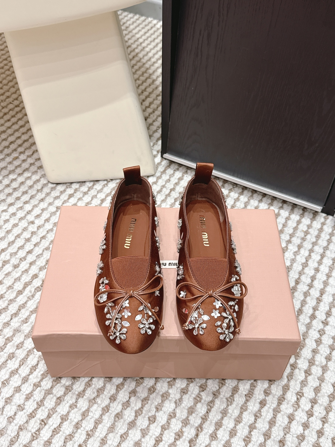 NO:680900,Purchasing agent MIUMIU Miu Miu 2026ss latest early spring catwalk hot style single shoe series MIUMIU spring and summer T stage catwalk show Internet celebrity's same style 'Dream Never Sleeps', miumiu can be used on important occasions, the fresh style has a bit of nobility, and it is perfect on the feet  Wear these shoes with them, they are elegant and crystal clear. Regardless of the materials of various accessories, they are all customized one to one. You must be close to the original version. The entire series is full of exciting and unexpected combinations of elements. The performance of different materials and textures of fabrics has a strong artistic atmosphere, allowing you to appreciate the ever-changing style of miumiu girls... Size 35-39 (40.41 customization is non-returnable), single shoes, miumiu19860909代购级 MIUMIU缪缪 2026ss 早春最新走秀爆款 单鞋系列  MIUMIU春夏T台走秀网红同款＂造梦不夜城＂,miumiu能在重要场合上用得上了,小清新风带点贵气的感觉,上脚非常完美 穿搭配上此鞋,优雅大方,晶莹剔透,无论各种配件材质,都是独家一比一定制,必做到原版零距离,整个系列都充满了令人兴奋和意外的元素结合,不同的材质,肌理的面料的表现,具有极浓的艺术气息,让你领略miumiu女孩的百变风格…… Size 35-39（40.41定制不退换),单鞋,miumiu,Women's Shoes