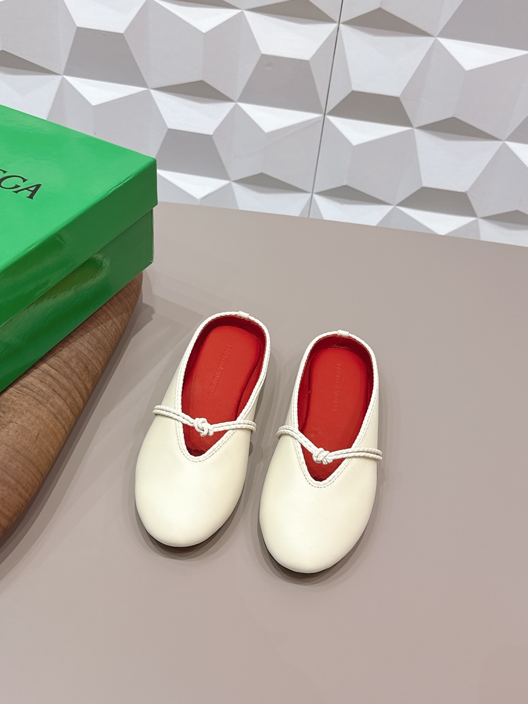 NO:695439,'Exclusive top version' BOTTEG*A VENET*A26 vs the latest hot-selling shoe series in early spring... [Round-toe loafers] Fruit lovers are in luck, there are many famous stars on Xiaohongjushu.com!  Super sexy on your feet!  So beautiful!  The upper of this shoe is super high-end!  High-end clothing fairy and girl, simple, fashionable and with a sense of design. Especially high, there is a non-slip rubber pad at the bottom of the heel so that you will not be tired after walking all day. It is practical and textured, especially suitable for office workers. It is soft and soft for water play, comfortable and leisurely... Fabric: Original customized calfskin Lining: Original customized sheepskin Foot pads: Original customized sheepskin Outsole: Original customized genuine leather injection molded sole Heel height: 1.0cm Packaging: Original full set of packaging  Code number: 35-39 (40.41.42 customization is non-returnable) Color: official website updated simultaneously, half drag, bottega veneta, loafers, cowhide, sheepskin19860909《独家顶级版本》 BOTTEG*A VENET*A26vs早春最新爆款单鞋系列……【圆头乐福单鞋】  冻果控们有啦福,小红巨书网多红星明上身！脚上超性感！真太的了美！这款的鞋面超有高级感！高级穿着仙又女 简约时髦又有设计感 特别高是鞋跟底有部防滑胶垫走一天也不会累,用实有又质感,别特适合上一班族,软柔水玩,舒休适闲…… 面料:原版定制小牛皮 内里:原版定制羊皮 垫脚:原版定制羊皮 大底:原版定制真皮注塑底 跟高:1.0cm 包装:原版全套包装 码数:35-39（40.41.42定制不退换） 颜色:官网同步更新,半拖,bottega veneta,loafers,cowhide,sheepskin,Women's Shoes