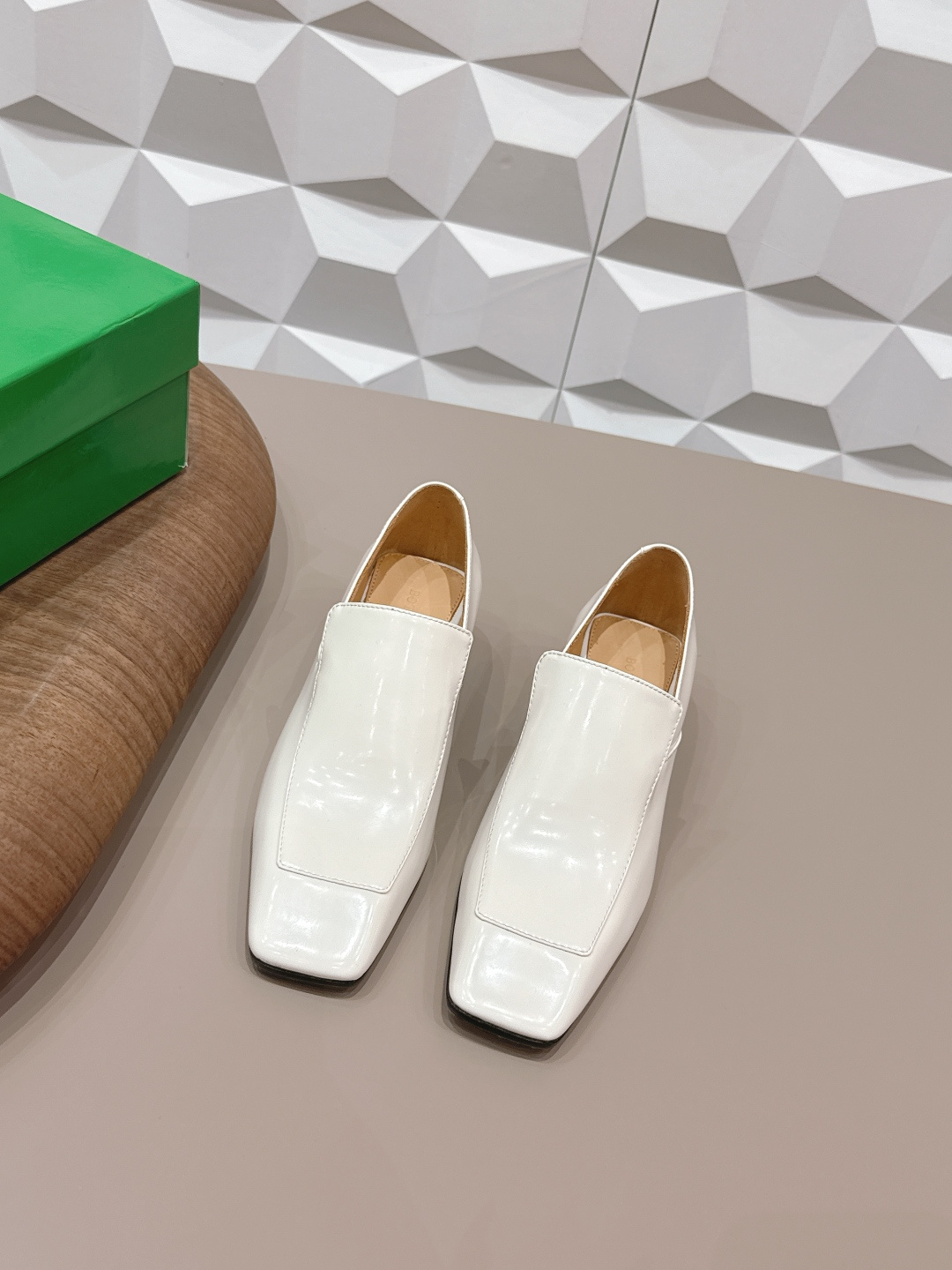 NO:695450,Glossy 'Exclusive Top Version' BOTTEG*A VENET*A26 vs the latest popular shoe series in early spring... [Square-toe Loaf shoes] Fruit lovers are in luck, there are many celebrities on Xiaohongjushu.com!  Super sexy on your feet!  So beautiful!  The upper of this shoe is super high-end!  High-end clothing fairy and girl, simple, fashionable and with a sense of design. Especially high, there is a non-slip rubber pad at the bottom of the heel so that you will not be tired after walking all day. It is practical and textured, especially suitable for office workers. It is soft and soft for water play, comfortable and leisurely... Fabric: Original custom-made open edge beads. Lining: Original custom-made water-dyed cowhide. Foot: Original custom-made water-dyed cowhide. Outsole: Original custom-made leather sole. Heel height: 4cm. Packaging: Original full set of packaging.  Size: 35-39 (40.41.42 customization is non-returnable) Color: official website updated simultaneously, loafers, bottega veneta, loafers, cowhide19860909光面《独家顶级版本》 BOTTEG*A VENET*A26vs早春最新爆款单鞋系列……【方头乐福单鞋】  冻果控们有啦福,小红巨书网多红星明上身！脚上超性感！真太的了美！这款的鞋面超有高级感！高级穿着仙又女 简约时髦又有设计感 特别高是鞋跟底有部防滑胶垫走一天也不会累,用实有又质感,别特适合上一班族,软柔水玩,舒休适闲…… 面料:原版定制开边珠 内里:原版定制水染牛皮 垫脚:原版定制水染牛皮 大底:原版定制真皮底 跟高:4cm 包装:原版全套包装 码数:35-39（40.41.42定制不退换） 颜色:官网同步更新,乐福鞋,bottega veneta,loafers,cowhide,Women's Shoes