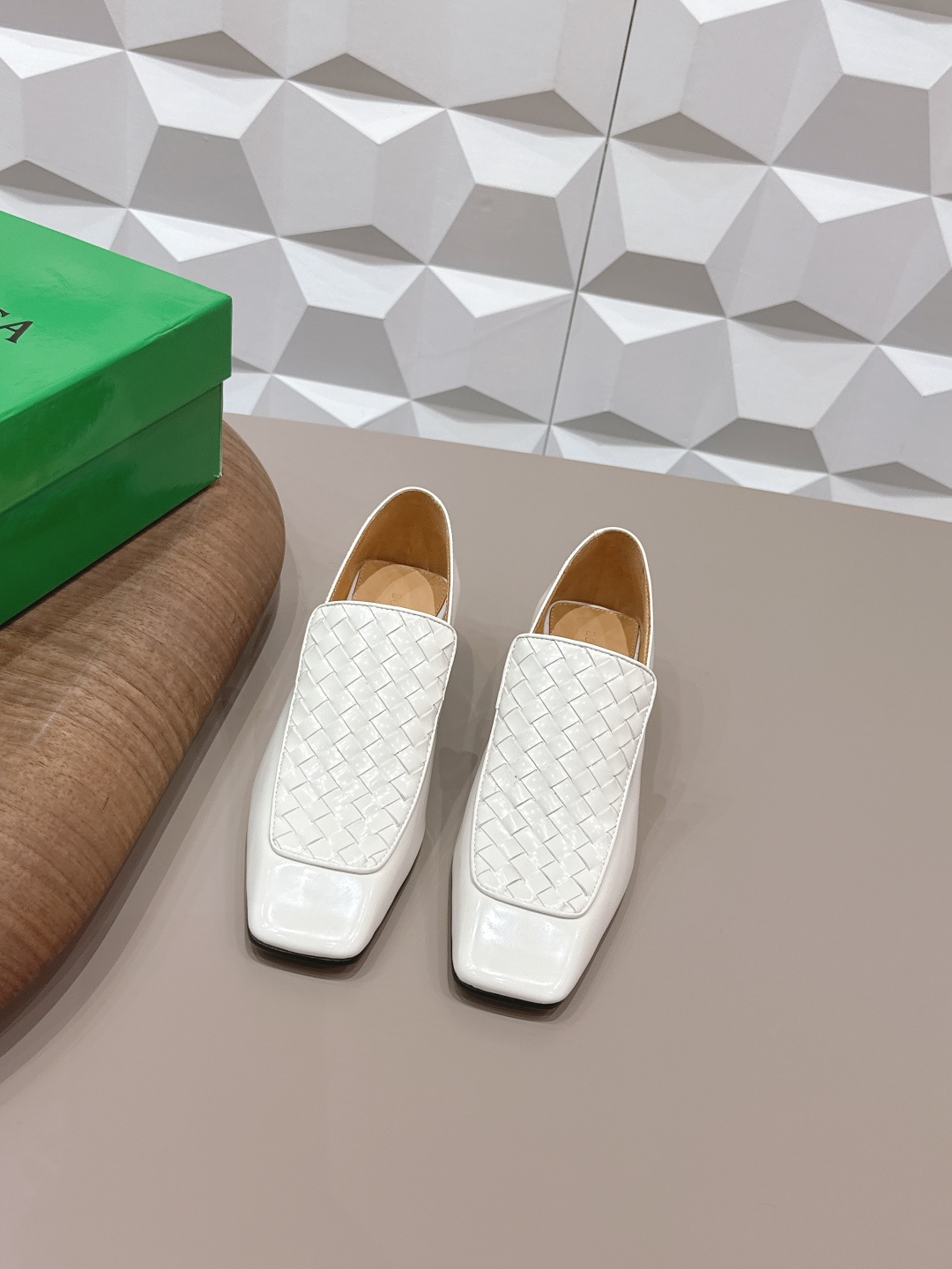 NO:695444,Weaving the 'Exclusive Top Version' BOTTEG*A VENET*A26 vs the latest popular shoe series in early spring... [Square-Toe Loaf Shoes] Fruit lovers are in luck, there are many famous stars on Xiaohongjushu.com!  Super sexy on your feet!  So beautiful!  The upper of this shoe is super high-end!  High-end clothing fairy and girl, simple, fashionable and with a sense of design. Especially high, there is a non-slip rubber pad at the bottom of the heel so that you will not be tired after walking all day. It is practical and textured, especially suitable for office workers. It is soft and soft for water play, comfortable and leisurely... Fabric: Original custom-made open edge bead weaving process. Lining: Original custom-made water-dyed cowhide. Foot: Original custom-made water-dyed cowhide. Outsole: Original custom-made leather sole. Heel height: 4cm. Packaging: Original full set of packaging.  Size: 35-39 (40.41.42 customization is non-returnable) Color: official website updated simultaneously, loafers, bottega veneta, loafers, cowhide19860909编织《独家顶级版本》 BOTTEG*A VENET*A26vs早春最新爆款单鞋系列……【方头乐福单鞋】  冻果控们有啦福,小红巨书网多红星明上身！脚上超性感！真太的了美！这款的鞋面超有高级感！高级穿着仙又女 简约时髦又有设计感 特别高是鞋跟底有部防滑胶垫走一天也不会累,用实有又质感,别特适合上一班族,软柔水玩,舒休适闲…… 面料:原版定制开边珠编织工艺 内里:原版定制水染牛皮 垫脚:原版定制水染牛皮 大底:原版定制真皮底 跟高:4cm 包装:原版全套包装 码数:35-39（40.41.42定制不退换） 颜色:官网同步更新,乐福鞋,bottega veneta,loafers,cowhide,Women's Shoes