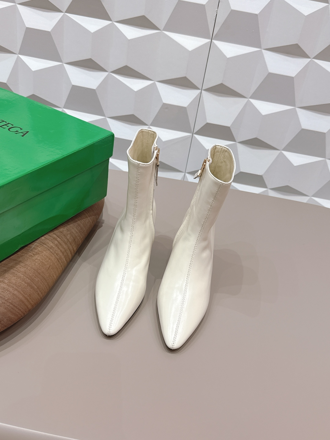 NO:695457,'Exclusive top version' BOTTEG*A VENET*A2025vs the latest popular boots series for autumn and winter... [Pointed zipper short boots] Frozen fruit lovers are in luck, there are many famous stars on Xiaohongjushu.com!  Super sexy on your feet!  So beautiful!  The upper of this shoe is super high-end!  High-end clothing fairy and girl, simple, fashionable and with a sense of design. Especially high, there is a non-slip rubber pad at the bottom of the heel so that you will not be tired after walking all day. It is practical and textured, especially suitable for office workers. It is soft and soft for water play, comfortable and leisurely... Fabric: Original custom butter leather Lining: Original custom water-dyed cowhide Foot: Original custom water-dyed cowhide Outsole: Original custom leather injection molded sole Heel height: 7cm Packaging: Original full set of packaging  Size: 35-39 (40.41.42 customization is non-refundable) Color: official website updated simultaneously, boots, bottega veneta, boots, cowhide19860909《独家顶级版本》 BOTTEG*A VENET*A2025vs 秋冬季最新王炸爆款靴子系列……【尖头拉链短靴】 冻果控们有啦福,小红巨书网多红星明上身！脚上超性感！真太的了美！这款的鞋面超有高级感！高级穿着仙又女 简约时髦又有设计感 特别高是鞋跟底有部防滑胶垫走一天也不会累,用实有又质感,别特适合上一班族,软柔水玩,舒休适闲…… 面料:原版定制牛油皮 内里:原版定制水染牛皮 垫脚:原版定制水染牛皮 大底:原版定制真皮注塑底 跟高:7cm 包装:原版全套包装 码数:35-39（40.41.42定制不退换） 颜色:官网同步更新,靴子,bottega veneta,boots,cowhide,Women's Shoes