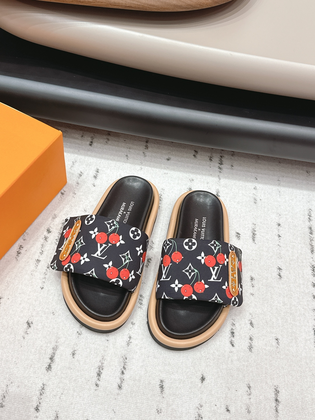 NO:695416,: 'Exclusive top version' L*V donkey brand 2026 vs early spring's latest hot sandal series... [Co-branded beach sandals] Isola slippers co-branded by LV and Takashi Murakami, white Monogram canvas + red cherry pattern, full of artistic sense!  The rubber soles are lightweight and comfortable, making them easy to wear in daily life or on vacation. Murakami's pop style makes these slippers a popular fashion collection. They are highly recognizable and look great with casual clothes!  Fabric: Original customized presbyopic fabric Lining: Original customized sheepskin Foot: Original cow pattern microfiber water-covered platform Outsole: Original open-molded foam anti-slip outsole Size: 35-39 (40.41. Customization is not returnable) Packaging: Original full set of packaging Color: Official website updated simultaneously, slippers, louis vuitton, louis vuitton, sandals, slippers, sheepskin19860909: 《独家顶级版本》 L*V驴牌2026vs早春最新王炸爆款凉鞋系列……【联名标扣沙滩凉拖】  LV与村上隆联名的Isola拖鞋,白色Monogram帆布+红色樱桃图案,艺术感满满！橡胶鞋底轻便舒适,日常或度假都能轻松驾驭 村上隆的波普风格让这双拖鞋成为时尚收藏热门,辨识度超高,搭配休闲服饰超有范儿！ 面料: 原版定制老花布料 内里: 原版定制羊皮 垫脚: 原版牛纹超纤包水台 大底: 原版开模发泡防滑大底 码数: 35-39（40.41.定制不退换） 包装: 原版全套包装 颜色: 官网同步更新,拖鞋,louis vuitton,louis vuitton,sandals,slippers,sheepskin,Women's Shoes