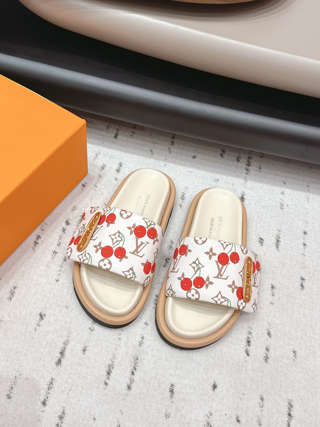 NO:695424,: 'Exclusive top version' L*V donkey brand 2026 vs early spring's latest hot sandal series... [Co-branded beach sandals] Isola slippers co-branded by LV and Takashi Murakami, white Monogram canvas + red cherry pattern, full of artistic sense!  The rubber soles are lightweight and comfortable, making them easy to wear in daily life or on vacation. Murakami's pop style makes these slippers a popular fashion collection. They are highly recognizable and look great with casual clothes!  Fabric: Original customized presbyopic fabric Lining: Original customized sheepskin Foot: Original cow pattern microfiber water-covered platform Outsole: Original open-molded foam anti-slip outsole Size: 35-39 (40.41. Customization is not returnable) Packaging: Original full set of packaging Color: Official website updated simultaneously, slippers, louis vuitton, louis vuitton, sandals, slippers, sheepskin19860909: 《独家顶级版本》 L*V驴牌2026vs早春最新王炸爆款凉鞋系列……【联名标扣沙滩凉拖】  LV与村上隆联名的Isola拖鞋,白色Monogram帆布+红色樱桃图案,艺术感满满！橡胶鞋底轻便舒适,日常或度假都能轻松驾驭 村上隆的波普风格让这双拖鞋成为时尚收藏热门,辨识度超高,搭配休闲服饰超有范儿！ 面料: 原版定制老花布料 内里: 原版定制羊皮 垫脚: 原版牛纹超纤包水台 大底: 原版开模发泡防滑大底 码数: 35-39（40.41.定制不退换） 包装: 原版全套包装 颜色: 官网同步更新,拖鞋,louis vuitton,louis vuitton,sandals,slippers,sheepskin,Women's Shoes