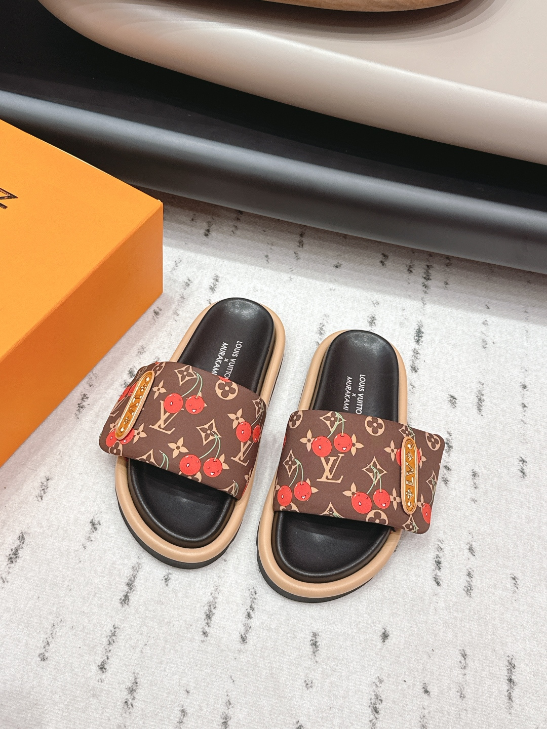 NO:706438,L*V donkey brand 2026 vs early spring's latest popular sandals series... [Co-branded beach sandals with label buckles] Isola slippers co-branded by LV and Takashi Murakami, white Monogram canvas + red cherry pattern, full of artistic sense!  The rubber soles are lightweight and comfortable, making them easy to wear in daily life or on vacation. Murakami's pop style makes these slippers a popular fashion collection. They are highly recognizable and look great with casual clothes!  Fabric: Original customized presbyopic fabric Lining: Original customized sheepskin Foot: Original cow pattern microfiber water platform Outsole: Original open-molded TPU non-slip outsole Size: 35-39 (40.41. Customization is not returnable) Packaging: Original full set of packaging Color: Official website updated simultaneously, slippers, louis vuitton, louis vuitton, sandals, slippers, sheepskin19860909L*V驴牌2026vs早春最新王炸爆款凉鞋系列……【联名标扣沙滩凉拖】  LV与村上隆联名的Isola拖鞋,白色Monogram帆布+红色樱桃图案,艺术感满满！橡胶鞋底轻便舒适,日常或度假都能轻松驾驭 村上隆的波普风格让这双拖鞋成为时尚收藏热门,辨识度超高,搭配休闲服饰超有范儿！ 面料: 原版定制老花布料 内里: 原版定制羊皮 垫脚: 原版牛纹超纤包水台 大底: 原版开模TPU防滑大底 码数: 35-39（40.41.定制不退换） 包装: 原版全套包装 颜色: 官网同步更新,拖鞋,louis vuitton,louis vuitton,sandals,slippers,sheepskin,Women's Shoes