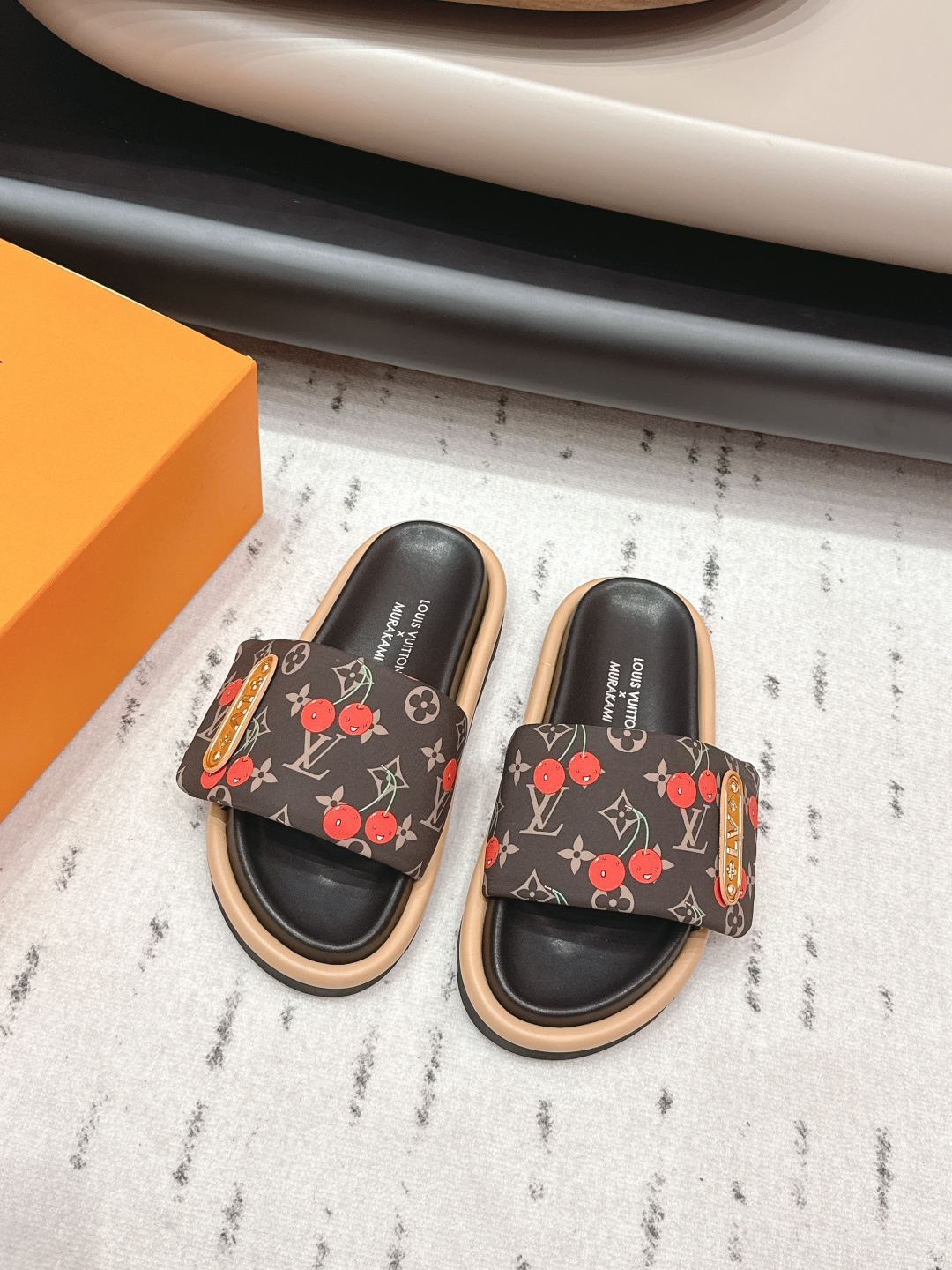 NO:695421,: 'Exclusive top version' L*V donkey brand 2026 vs early spring's latest hot sandal series... [Co-branded beach sandals] Isola slippers co-branded by LV and Takashi Murakami, white Monogram canvas + red cherry pattern, full of artistic sense!  The rubber soles are lightweight and comfortable, making them easy to wear in daily life or on vacation. Murakami's pop style makes these slippers a popular fashion collection. They are highly recognizable and look great with casual clothes!  Fabric: Original customized presbyopic fabric Lining: Original customized sheepskin Foot: Original cow pattern microfiber water platform Outsole: Original open-molded TPU non-slip outsole Size: 35-39 (40.41. Customization is not returnable) Packaging: Original full set of packaging Color: Official website updated simultaneously, slippers, louis vuitton, louis vuitton, sandals, slippers, sheepskin19860909: 《独家顶级版本》 L*V驴牌2026vs早春最新王炸爆款凉鞋系列……【联名标扣沙滩凉拖】  LV与村上隆联名的Isola拖鞋,白色Monogram帆布+红色樱桃图案,艺术感满满！橡胶鞋底轻便舒适,日常或度假都能轻松驾驭 村上隆的波普风格让这双拖鞋成为时尚收藏热门,辨识度超高,搭配休闲服饰超有范儿！ 面料: 原版定制老花布料 内里: 原版定制羊皮 垫脚: 原版牛纹超纤包水台 大底: 原版开模TPU防滑大底 码数: 35-39（40.41.定制不退换） 包装: 原版全套包装 颜色: 官网同步更新,拖鞋,louis vuitton,louis vuitton,sandals,slippers,sheepskin,Women's Shoes