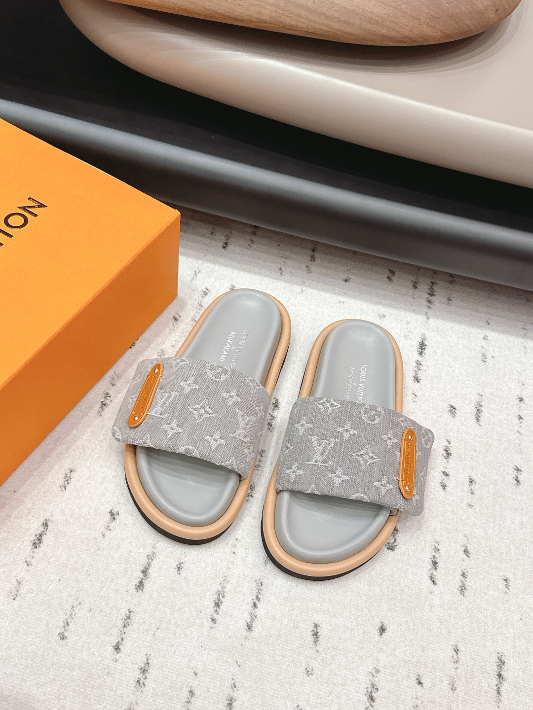 NO:695429,: 'Exclusive top version' L*V donkey brand 2026 vs early spring's latest hot sandal series... [Co-branded beach sandals] Isola slippers co-branded by LV and Takashi Murakami, white Monogram canvas + red cherry pattern, full of artistic sense!  The rubber soles are lightweight and comfortable, making them easy to wear in daily life or on vacation. Murakami's pop style makes these slippers a popular fashion collection. They are highly recognizable and look great with casual clothes!  Fabric: Original customized presbyopic fabric Lining: Original customized sheepskin Foot: Original cow pattern microfiber water platform Outsole: Original open-molded TPU non-slip outsole Size: 35-39 (40.41. Customization is not returnable) Packaging: Original full set of packaging Color: Official website updated simultaneously, slippers, louis vuitton, louis vuitton, sandals, slippers, sheepskin19860909: 《独家顶级版本》 L*V驴牌2026vs早春最新王炸爆款凉鞋系列……【联名标扣沙滩凉拖】  LV与村上隆联名的Isola拖鞋,白色Monogram帆布+红色樱桃图案,艺术感满满！橡胶鞋底轻便舒适,日常或度假都能轻松驾驭 村上隆的波普风格让这双拖鞋成为时尚收藏热门,辨识度超高,搭配休闲服饰超有范儿！ 面料: 原版定制老花布料 内里: 原版定制羊皮 垫脚: 原版牛纹超纤包水台 大底: 原版开模TPU防滑大底 码数: 35-39（40.41.定制不退换） 包装: 原版全套包装 颜色: 官网同步更新,拖鞋,louis vuitton,louis vuitton,sandals,slippers,sheepskin,Women's Shoes