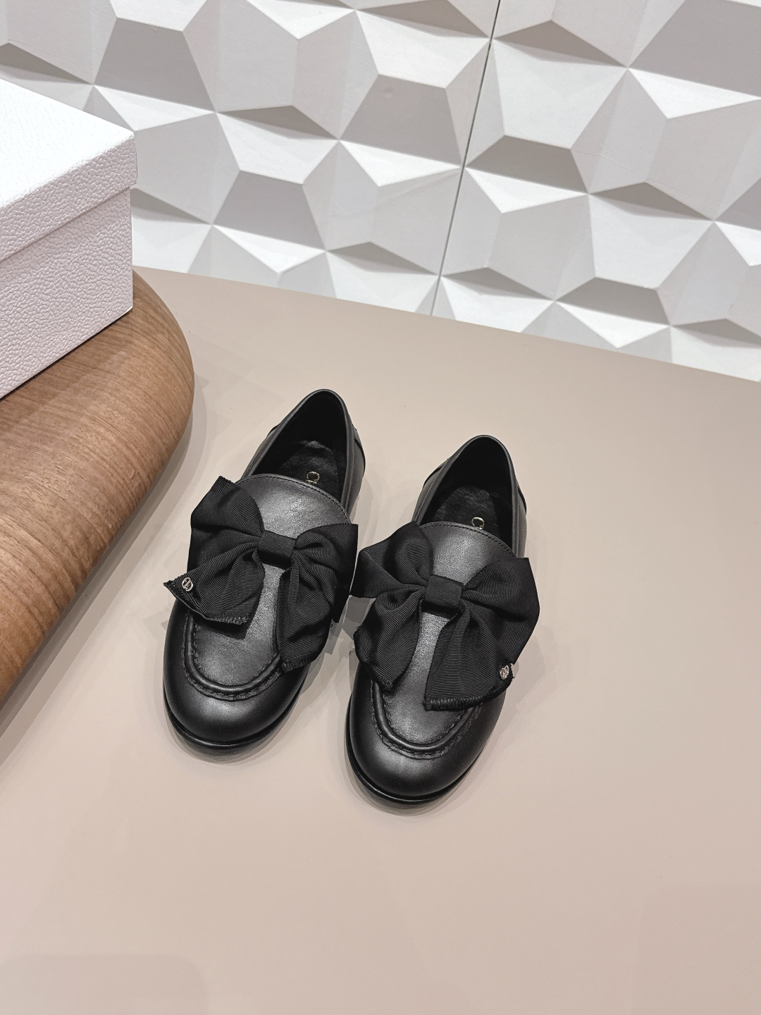 NO:695434,: 'Exclusive top version' D*ior2026 vs early spring's latest popular loafer shoe series... [Round-toe bow loafer] A beautiful shoe that major celebrities and Internet celebrities have planted, and the top version of the matching item is effortlessly fashionable. The upper foot has a casual temperament for commuters, fashionable streets, casual and casual dates. The front is decorated with the golden Christian Dior PARIS logo. Integrated with Dior's extraordinary exquisite craftsmanship.  Reinterpret the classic design. Full of details...The quality is completely consistent with the counter. Fabric: Original customized patent leather bow crafts Lining: Original customized sheepskin Foot: Original customized sheepskin Outsole: Original customized leather sole Packaging: Original full set of packaging Code number: 35-39 (40.41 customized non-refundable) Color: Official website updated simultaneously, single shoes, dior, loafers, sheepskin19860909:《独家顶级版本》 D*ior2026vs早春最新爆款乐福单鞋系列……【圆头蝴蝶结乐福鞋】 各大明星网红纷纷种草的一款美鞋、顶版搭配单品里就是毫不费力的时髦穿搭. 上脚气质 随性 通勤上班族 时髦街头.约会随意休闲. 正面饰以金色Christian Dior PARIS标志. 再融入 Dior 非凡的精湛工艺. 重新诠释经典设计.细节满满…品质完全与专柜一致. 面料: 原版定制漆皮蝴蝶结工艺 内里: 原版定制羊皮 垫脚: 原版定制羊皮 大底: 原版定制真皮底 包装: 原版全套包装 码数:35-39（40.41定制不退换） 颜色:官网同步更新,单鞋,dior,loafers,sheepskin,Women's Shoes