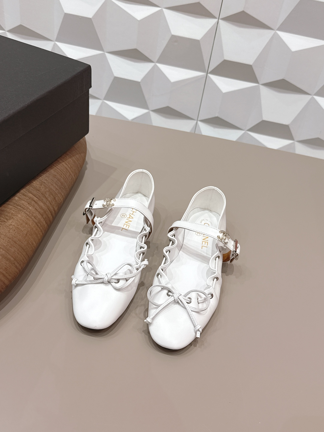 NO:695401,: 'Exclusive top version' CHANE*L Xiaoxiang 2026 vs the latest shoe series in the early spring counter... [Round-toe bow shoes] Ms. Chanel loves simple and irresistible styles. The combination shows a unique dressing style, free mix and match to shine in place and follow the fashionable pace of Grandma Tongxiang!  !  !  The top-notch craftsmanship and texture are perfectly presented. No matter any details, you can compare them with the counters. You can enter and exit the counters at will with the best quality products!  !  Fabric: Original customized sheepskin bow craft Lining: Original customized sheepskin Foot pads: Original customized sheepskin Outsole: Original customized genuine leather outsole Heel height: 1cm flat Size: 35-39 (40.41. Customization is non-refundable) Packaging: Original full set of packaging Color: Official website updated simultaneously, single shoes, chanel, chanel, sheepskin, Leather soles19860909: 《独家顶级版本》  CHANE*L小香2026vs早春专柜最新单鞋系列……【圆头蝴蝶结单鞋】 香奈儿女士钟爱简约又难以抗拒系 搭配展现与众不同的穿搭风格、自由混搭闪耀到位跟紧香奶奶时尚步伐！！！ 顶级工艺质感完美呈现,无论任何细节均可对比专柜,最好级别的顶级货,随意进出专柜！！ 面料:原版定制羊皮蝴蝶结工艺 内里:原版定制羊皮 垫脚:原版定制羊皮 大底:原版定制真皮大底 跟高:1cm平底 码数:35-39（40.41.定制不退换） 包装:原版全套包装 颜色:官网同步更新,单鞋,chanel,chanel,sheepskin,Leather soles,Women's Shoes