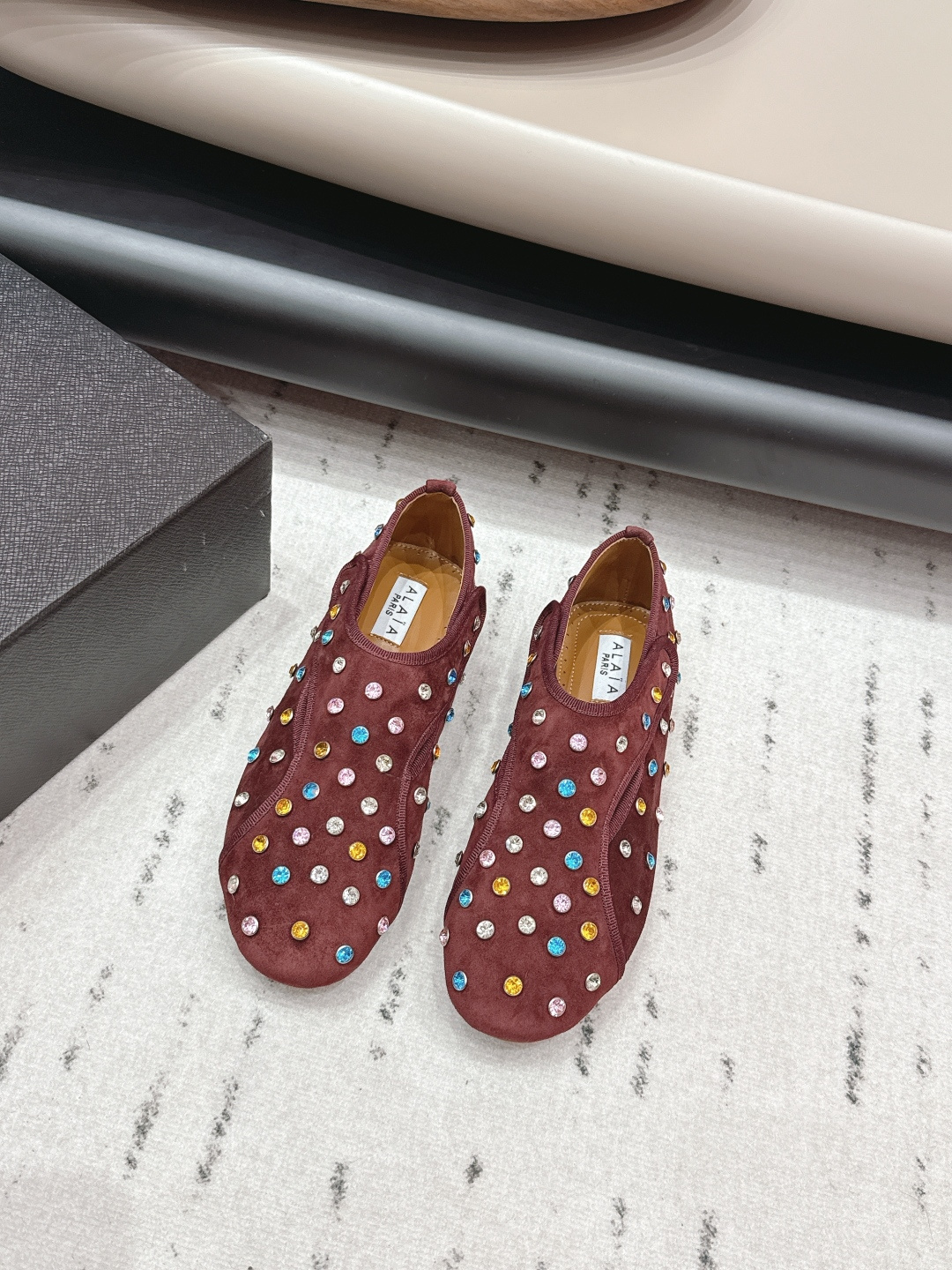 NO:695340,'Exclusive Top Version' Niche ALAIA 2026 vs early spring's latest popular shoe series... [Round-head colored diamond studded shoes] Alaia has another sexy side. With different styles, different styles can be easily controlled, whether jeans, suit pants, or pleated skirts, it can upgrade your outfit to fashion, elegance and excellence... Fabric original custom cashmere rhinestone craftsmanship Original custom sheepskin lining Original custom sheepskin outsole Original molded rubber outsole  Size 35-39 (40.41.42 customization is non-returnable) Original full set of packaging Color official website updated simultaneously, loafers, alaia, loafers, skirts, jeans, business suit, sheepskin19860909《独家顶级版本》  小众ALAIA 2026vs早春最新爆款单鞋系列……【圆头彩钻钉单鞋】 阿莱娅还有另外性感的一面 配上不同款式,不同风格都能轻松驾驭,无论牛仔裤,西装裤,还是百褶裙,都能将你的穿搭提升到时尚,优雅和卓越之中… 面料原版定制羊绒钻钉工艺 内里原版定制羊皮 垫脚原版定制羊皮 大底原版开模橡胶大底 码数35-39（40.41.42定制不退换） 包装原版全套包装 颜色官网同步更新,乐福鞋,alaia,loafers,skirts,jeans,business suit,sheepskin,Women's Shoes