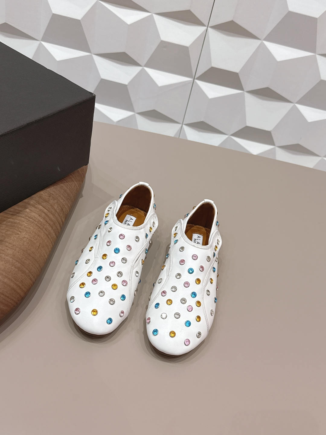 NO:695395,'Exclusive Top Version' Niche ALAIA 2026 vs early spring's latest popular shoe series... [Round-head colored diamond studded shoes] ALAIA has another sexy side. With different styles, different styles can be easily controlled, whether jeans, suit pants, or pleated skirts, it can upgrade your outfit to fashion, elegance and excellence... Fabric original custom sheepskin drill nail technology Original custom sheepskin lining Original custom sheepskin outsole Original molded rubber outsole  Size 35-39 (40.41.42 customization is non-returnable) Original full set of packaging Color official website updated simultaneously, loafers, alaia, loafers, skirts, jeans, business suit, sheepskin19860909《独家顶级版本》  小众ALAIA 2026vs早春最新爆款单鞋系列……【圆头彩钻钉单鞋】 阿莱娅还有另外性感的一面 配上不同款式,不同风格都能轻松驾驭,无论牛仔裤,西装裤,还是百褶裙,都能将你的穿搭提升到时尚,优雅和卓越之中… 面料原版定制羊皮钻钉工艺 内里原版定制羊皮 垫脚原版定制羊皮 大底原版开模橡胶大底 码数35-39（40.41.42定制不退换） 包装原版全套包装 颜色官网同步更新,乐福鞋,alaia,loafers,skirts,jeans,business suit,sheepskin,Women's Shoes