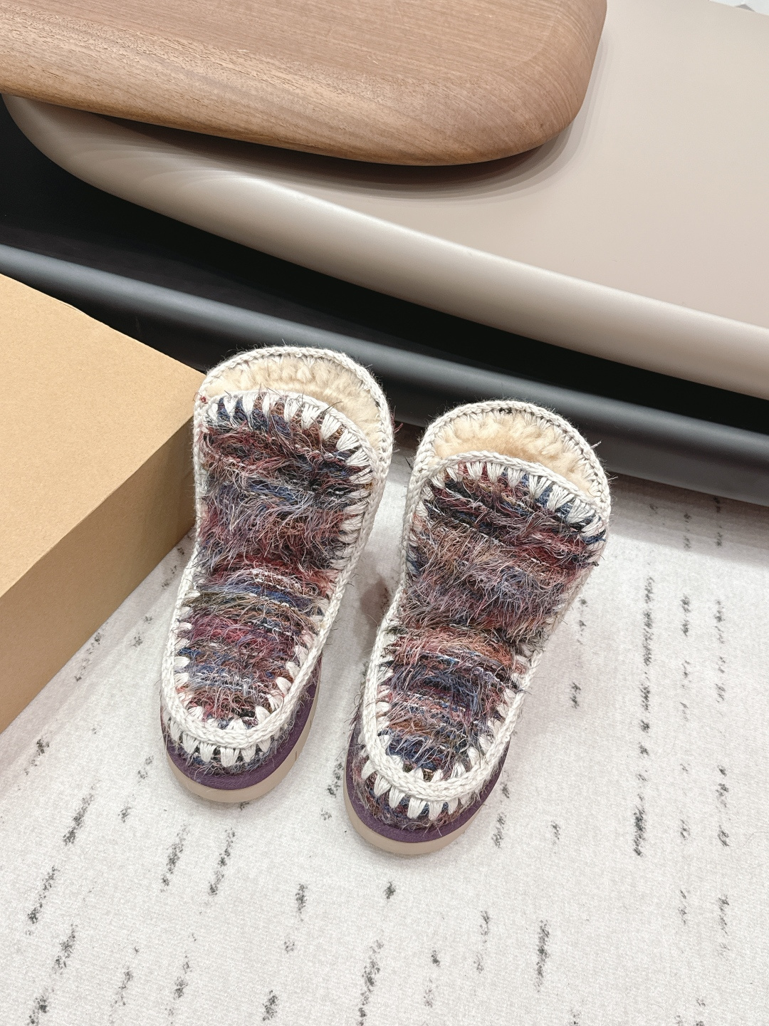 NO:695342,'Exclusive top version' MOU niche trendy brand ~ 2025 vs the latest winter fur shoe series... [Round-toe thick-soled fur shoes] MOU's new fur shoes are a trendy brand from the UK, a young brand that has quickly become popular in the international fashion industry. The style it strives to create. The warm structure of the fur shoes is equipped with Japanese style!  The shoes are not too heavy, and they are both beautiful and comfortable!  Fabric original customized wool fabric Lining original customized wool Foot pads original customized wool Outsole Original molded foam anti-slip outsole Size 35-39 (40.41. Customized, non-returnable) Packaging Customized original full set of packaging Color official website updated simultaneously, snow boots, boots19860909《独家顶级版本》 MOU小众潮牌～2025vs冬季最新毛鞋系列……【圆头厚底毛鞋】  MOU新款毛毛鞋是来自英国的潮流品牌,迅速走红国际时装界的一个年轻品牌.所致力打造的风格.毛鞋的保暖性结构搭载日系风格！鞋子也不会很重,颜值与舒适度并存！ 面料原版定制毛织布 内里原版定制羊毛 垫脚原版定制羊毛 大底原版开模发泡防滑大底 码数35-39（40.41.定制不退换） 包装定制原版全套包装 颜色官网同步更新,雪地靴,boots,Women's Shoes