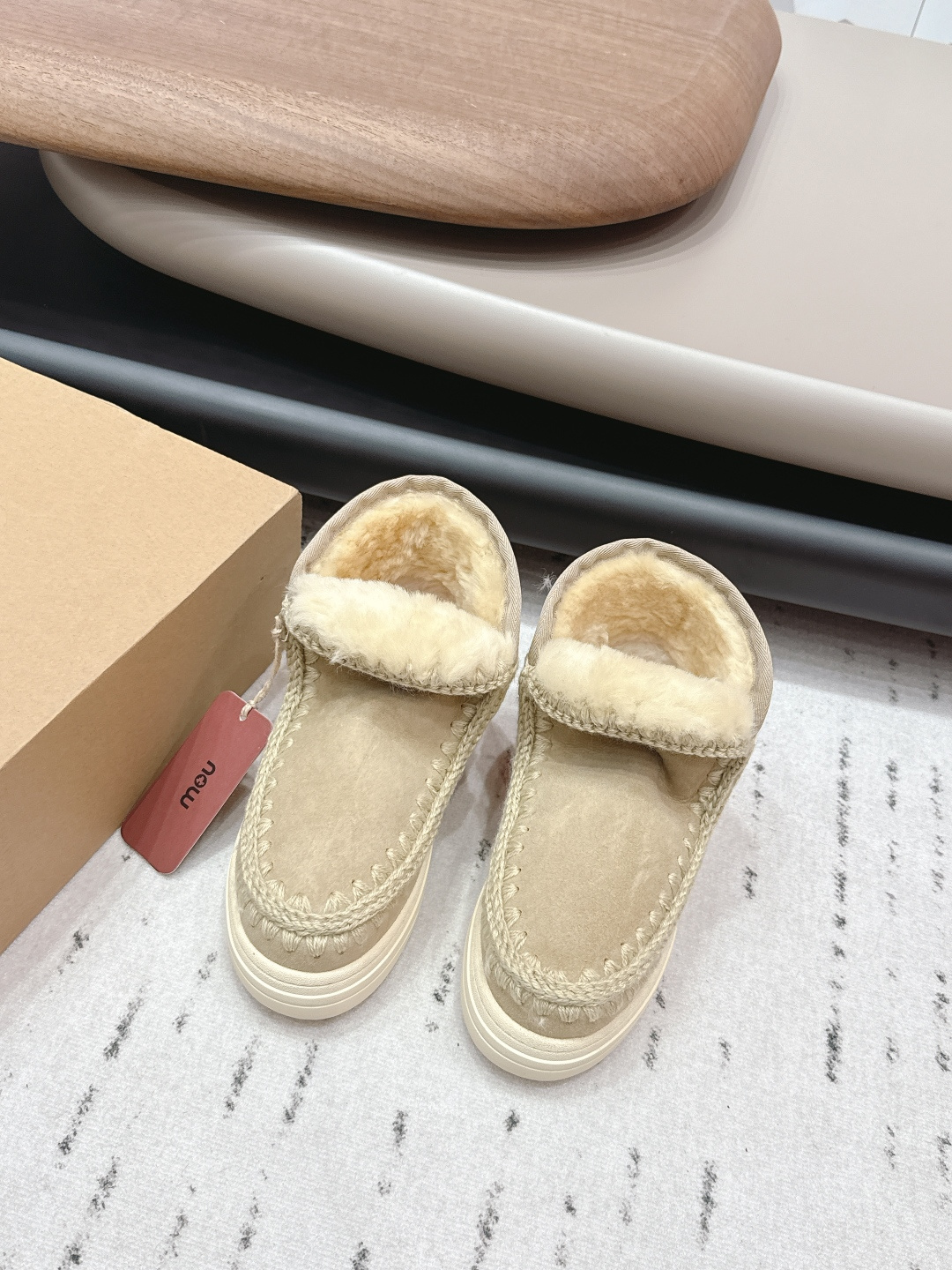 NO:695348,'Exclusive top version' MOU niche trendy brand ~ 2025 vs the latest winter fur shoe series... [Round-toe thick-soled fur shoes] MOU's new fur shoes are a trendy brand from the UK, a young brand that has quickly become popular in the international fashion industry. The style it strives to create. The warm structure of the fur shoes is equipped with Japanese style!  The shoes are not too heavy, and they are both beautiful and comfortable!  Fabric original custom cowhide, lining original custom wool, foot pads original custom wool, outsole original molded foam non-slip outsole, size 35-39 (40.41. Customized, non-refundable), packaging, customized original full set of packaging, color official website updated simultaneously, snow boots, boots, cowhide19860909《独家顶级版本》 MOU小众潮牌～2025vs冬季最新毛鞋系列……【圆头厚底毛鞋】  MOU新款毛毛鞋是来自英国的潮流品牌,迅速走红国际时装界的一个年轻品牌.所致力打造的风格.毛鞋的保暖性结构搭载日系风格！鞋子也不会很重,颜值与舒适度并存！ 面料原版定制牛皮 内里原版定制羊毛 垫脚原版定制羊毛 大底原版开模发泡防滑大底 码数35-39（40.41.定制不退换） 包装定制原版全套包装 颜色官网同步更新,雪地靴,boots,cowhide,Women's Shoes