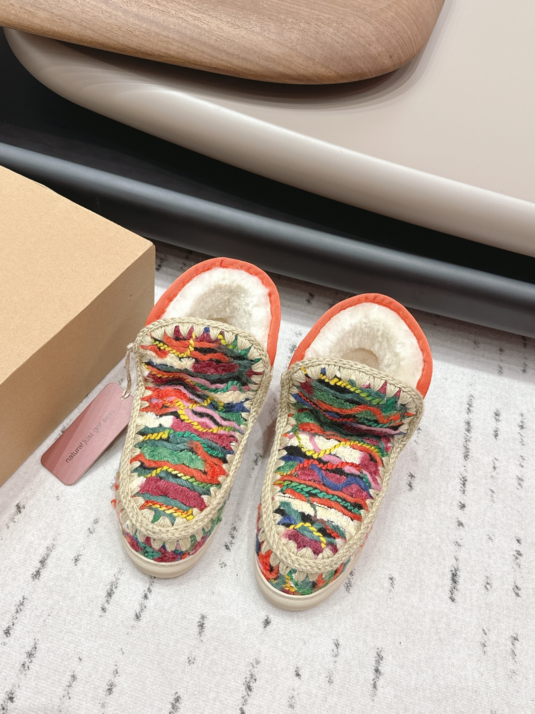 NO:695351,'Exclusive top version' MOU niche trendy brand ~ 2025 vs the latest winter fur shoe series... [Round-toe thick-soled fur shoes] MOU's new fur shoes are a trendy brand from the UK, a young brand that has quickly become popular in the international fashion industry. The style it strives to create. The warm structure of the fur shoes is equipped with Japanese style!  The shoes are not too heavy, and they are both beautiful and comfortable!  Fabric original customized wool fabric Lining original customized wool Foot pads original customized wool Outsole Original molded foam anti-slip outsole Size 35-39 (40.41. Customized, non-returnable) Packaging Customized original full set of packaging Color official website updated simultaneously, snow boots, boots19860909《独家顶级版本》 MOU小众潮牌～2025vs冬季最新毛鞋系列……【圆头厚底毛鞋】  MOU新款毛毛鞋是来自英国的潮流品牌,迅速走红国际时装界的一个年轻品牌.所致力打造的风格.毛鞋的保暖性结构搭载日系风格！鞋子也不会很重,颜值与舒适度并存！ 面料原版定制毛织布 内里原版定制羊毛 垫脚原版定制羊毛 大底原版开模发泡防滑大底 码数35-39（40.41.定制不退换） 包装定制原版全套包装 颜色官网同步更新,雪地靴,boots,Women's Shoes