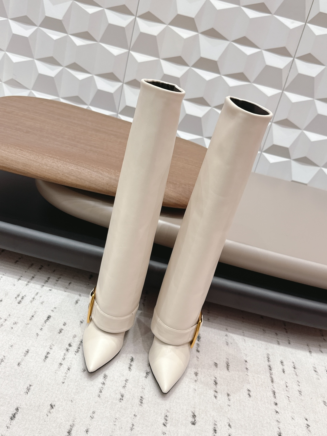 NO:695372,: 'Exclusive top version' Balmaln/2025vs latest autumn and winter fashion popular boots series... [Pointed-toe slip-on trouser boots] The original version is reproduced one to one, all the positions are just right, a popular online style, top leisure vacation series. Big celebrities and internet celebrities unanimously pursue this style, and it is even out of stock. Retro boots are an indispensable item in midsummer. They are very attractive and fashionable sports style on the feet. Show your elegance, lightness, slimming and white feet in your way...  Fabric original custom cowhide, lining original custom sheepskin, feet original custom sheepskin, outsole original custom leather sole, heel height 8.5CM, packaging original custom full set of packaging, code number: 35-39 (40.41.42. Customization is non-returnable) Color: official website updated simultaneously, boots, balmain, boots, cowhide, sheepskin19860909: 《独家顶级版本》 Balmaln/2025vs秋冬最新时装爆款靴子系列……【尖头一脚蹬裤靴】  原版一比一复刻,所有的位置刚刚好 ,网红爆款,顶级休闲度假系列 大咖网红一致追求此款,更是断货一度难求 盛夏不可缺少的单品复古靴子,上脚极具吸引时髦运动风尚,以你的方式彰显你的优雅、轻便、显瘦、显脚白… 面料原版定制牛皮 内里原版定制羊皮 垫脚原版定制羊皮 大底原版定制真皮底 跟高8.5CM 包装原版定制全套包装 码数:35-39（40.41.42.定制不退换） 颜色:官网同步更新,靴子,balmain,boots,cowhide,sheepskin,Women's Shoes