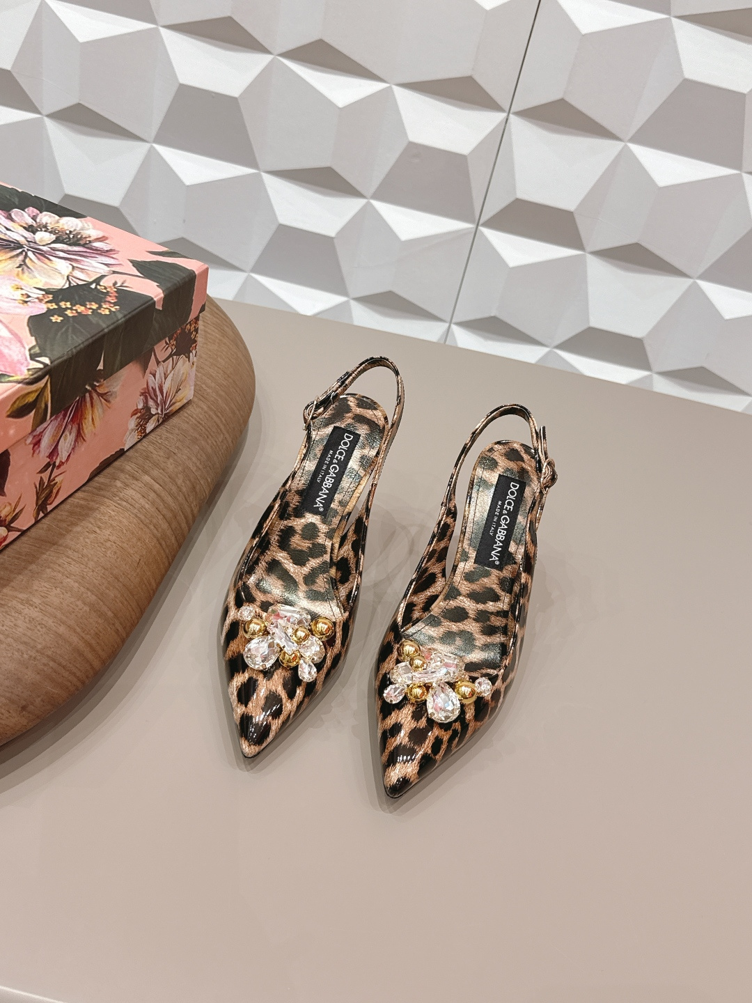 NO:695335,'Exclusive top version' DOLCE & GABBANA 26vs early spring fashion high-heeled shoes series... [Pointed diamond buckle high-heeled shoes] Original 1:1 customization, this year's most fashionable and popular retro British style, simple and elegant, all styles are good-looking, very comfortable, fashionable and versatile... Original custom patent leather diamond buckle on the upper Original custom lace cloth on the lining Original custom sheepskin outsole Original custom leather outsole  Heel height 9.5cm (2 heel heights 6.5cm and 9.5cm available) Size 35-39 (34.40.41.42 customization is non-returnable) Original full set of packaging Color official website updated simultaneously, high heels and sandals, Dolce&Gabbana, Dolce&Gabbana, sandals, high heels, sheepskin, Leather soles19860909《独家顶级版本》 DOLCE & GABBANA 杜嘉班纳 26vs早春时装高跟单鞋系列…【尖头钻扣高跟单鞋】 原版1:1定制,今年最潮最流行复古英伦风,简约大气,款款都好看,非常舒适,时尚百搭…… 鞋面原版定制漆皮钻扣 内里原版定制蕾丝布 垫脚原版定制羊皮 大底原版定制真皮大底 跟高9.5cm（6.5cm和9.5cm2种跟高可选） 码数35-39（34.40.41.42定制不退换） 包装原版全套包装 颜色官网同步更新,高跟鞋凉鞋,Dolce&Gabbana,Dolce&Gabbana,sandals,high heels,sheepskin,Leather soles,Women's Shoes