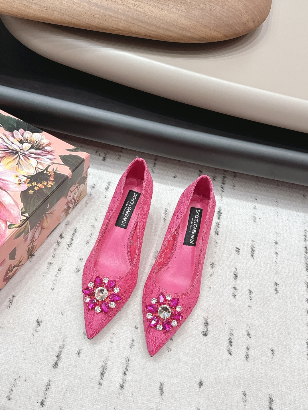 NO:695331,'Exclusive top version' DOLCE & GABBANA 26vs early spring fashion high-heeled shoes series...[Pointed diamond buckle high-heeled shoes] Original 1:1 customization, this year's most fashionable and popular retro British style, simple and elegant, all styles are good-looking, very comfortable, fashionable and versatile... Original custom lace cloth diamond buckle on the upper Original custom lace cloth lining Original custom sheepskin outsole Original custom leather outsole Heel height 6.5cm  Size 35-39 (34.40.41.42 customization is non-returnable) Original full set of packaging Color official website updated simultaneously, high heels and sandals, Dolce&Gabbana, Dolce&Gabbana, sandals, high heels, sheepskin, Leather soles19860909《独家顶级版本》 DOLCE & GABBANA 杜嘉班纳 26vs早春时装高跟单鞋系列…【尖头钻扣高跟单鞋】 原版1:1定制,今年最潮最流行复古英伦风,简约大气,款款都好看,非常舒适,时尚百搭…… 鞋面原版定制蕾丝布钻扣 内里原版定制蕾丝布 垫脚原版定制羊皮 大底原版定制真皮大底 跟高6.5cm 码数35-39（34.40.41.42定制不退换） 包装原版全套包装 颜色官网同步更新,高跟鞋凉鞋,Dolce&Gabbana,Dolce&Gabbana,sandals,high heels,sheepskin,Leather soles,Women's Shoes