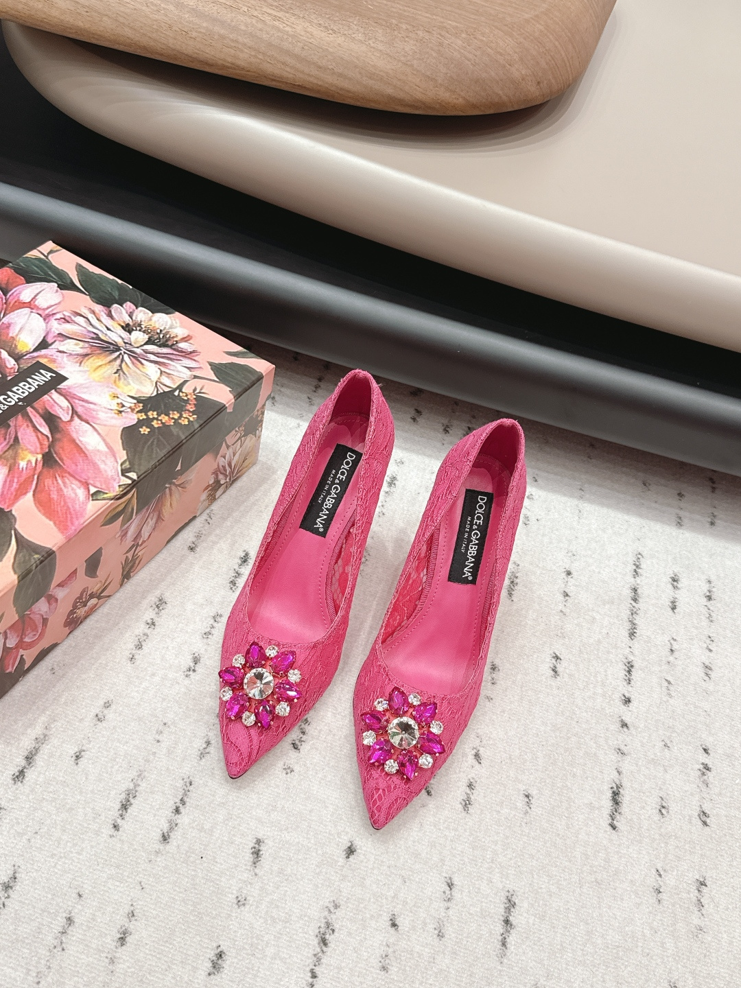 NO:695329,'Exclusive top version' DOLCE & GABBANA 26vs early spring fashion high-heeled shoes series...[Pointed diamond buckle high-heeled shoes] Original 1:1 customization, this year's most fashionable and popular retro British style, simple and elegant, all styles are good-looking, very comfortable, fashionable and versatile... Original custom lace cloth diamond buckle on the upper Original custom lace cloth lining Original custom sheepskin outsole Original custom leather outsole Heel height 9.5cm  Size 35-39 (34.40.41.42 customization is non-returnable) Original full set of packaging Color official website updated simultaneously, high heels and sandals, Dolce&Gabbana, Dolce&Gabbana, sandals, high heels, sheepskin, Leather soles19860909《独家顶级版本》 DOLCE & GABBANA 杜嘉班纳 26vs早春时装高跟单鞋系列…【尖头钻扣高跟单鞋】 原版1:1定制,今年最潮最流行复古英伦风,简约大气,款款都好看,非常舒适,时尚百搭…… 鞋面原版定制蕾丝布钻扣 内里原版定制蕾丝布 垫脚原版定制羊皮 大底原版定制真皮大底 跟高9.5cm 码数35-39（34.40.41.42定制不退换） 包装原版全套包装 颜色官网同步更新,高跟鞋凉鞋,Dolce&Gabbana,Dolce&Gabbana,sandals,high heels,sheepskin,Leather soles,Women's Shoes