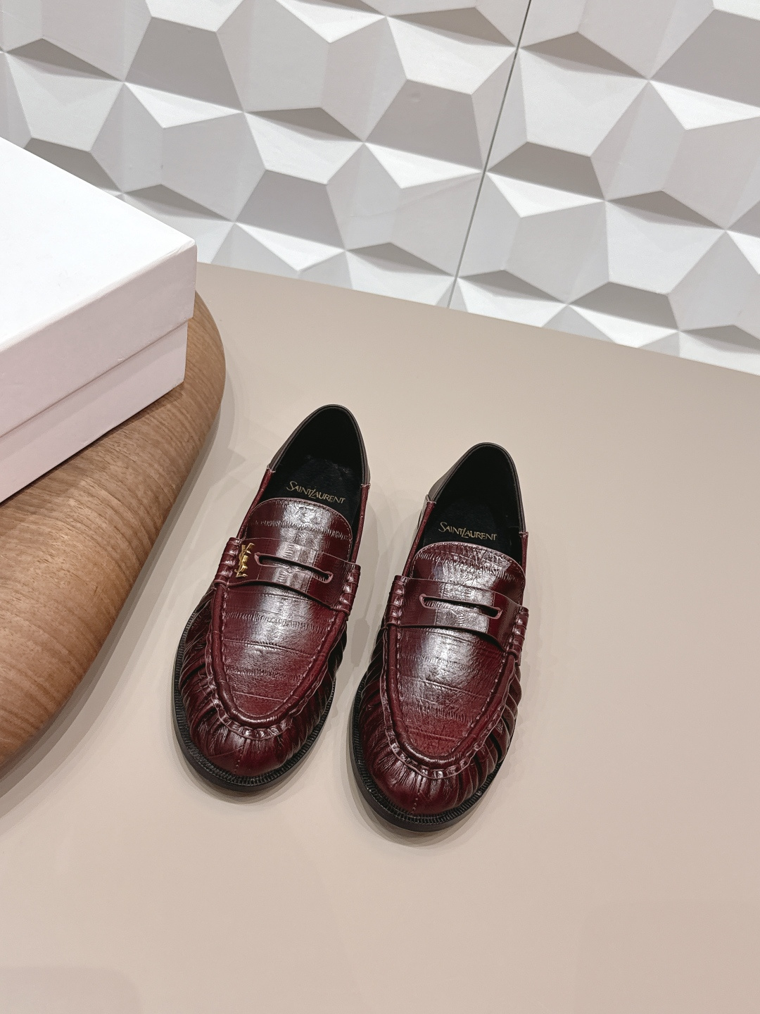 NO:695361,: 'Exclusive top version' SAIN*T LAUREN*T Saint Laurent* Lan 2026/vs the new Loft series in early spring!  Purchasing agent level [Round toe seam wrinkled loafers] This pair of high-heeled short boots is definitely a dark horse player. They are very good-looking and are popular among Internet celebrity bloggers. They are especially popular among goddesses, especially this square toe series. It is simply addictive. It is super beautiful~ It is super bright in any light. It is really sparkling and attractive. The toe adopts the original one-to-one customized round toe, showing the golden classic of the Yves Saint Laurent brand. Go material. Fabric: Original custom crocodile pattern cowhide. Inside, original custom sheepskin.  Foot pads original customized sheepskin soles original customized genuine leather outsole Heel height 1.0cm Size 35-39 (34.40.41.42.43. Customized) Original full set of packaging Color official website updated simultaneously, loafers, saint laurent, saint laurent, loafers, boots, cowhide, sheepskin, Leather soles19860909: 《独家顶级版本》 SAIN*T LAUREN*T圣罗*兰2026/vs早春新品乐福系列！代购级别【圆头缝皱乐福鞋】 这双高跟短靴绝对是黑马选手 颜值超高 网红博主火爆追捧 特让女神们心动 特别是这种方头系列 简直是中毒的节奏 超美～ 随便一个光线都超级亮眼 真是闪闪惹人爱上鞋头采用原版一比一定制圆头,展现出圣罗兰品牌的金典  Go 材质 面料原版定制鳄鱼纹牛皮 内里原版定制羊皮 垫脚原版定制羊皮 鞋底原版定制真皮大底 跟高1.0cm 码数35-39（34.40.41.42.43.定制） 包装原版全套包装 颜色官网同步更新,乐福鞋,saint laurent,saint laurent,loafers,boots,cowhide,sheepskin,Leather soles,Women's Shoes